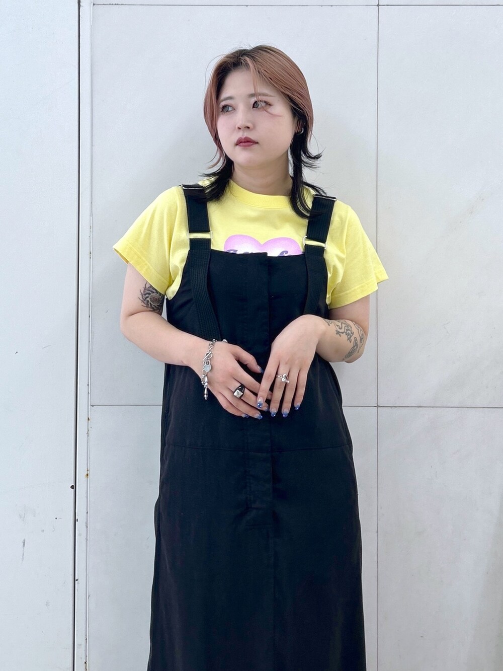 イエロー系のTシャツ/カットソー、ブラック系のワンピース、ホワイト系のショルダーバッグを着用したレディースの夏コーディネートの5枚目の写真