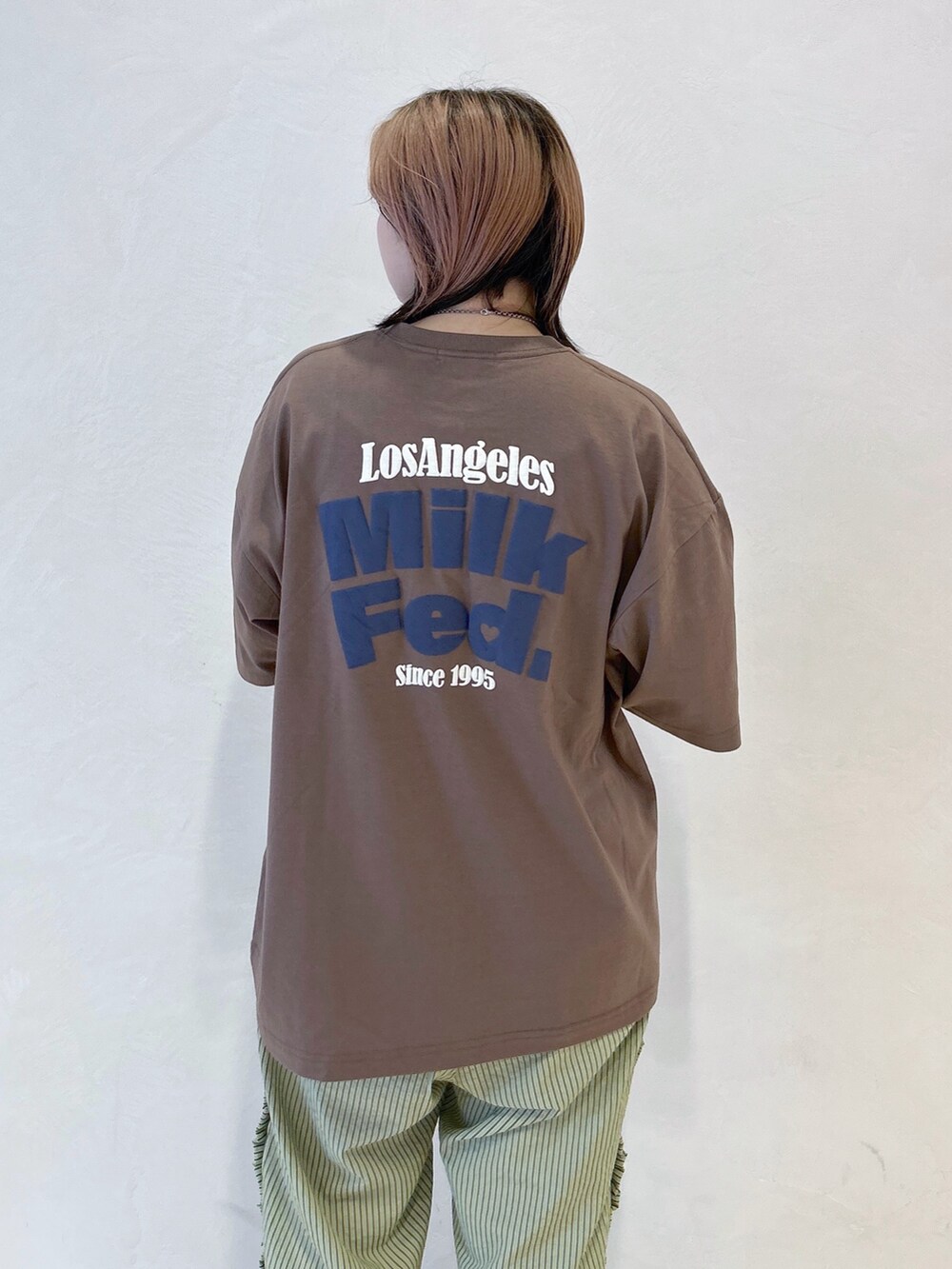 ブラウン系のTシャツ/カットソー、グリーン系のその他パンツ、ピンク系のショルダーバッグを着用したレディースの夏コーディネートの6枚目の写真