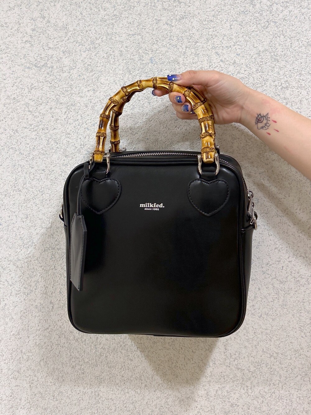 ブルー系のシャツ/ブラウス、ベージュ系のサロペット/オーバーオール、ブラック系のショルダーバッグを着用したレディースの夏コーディネートの7枚目の写真