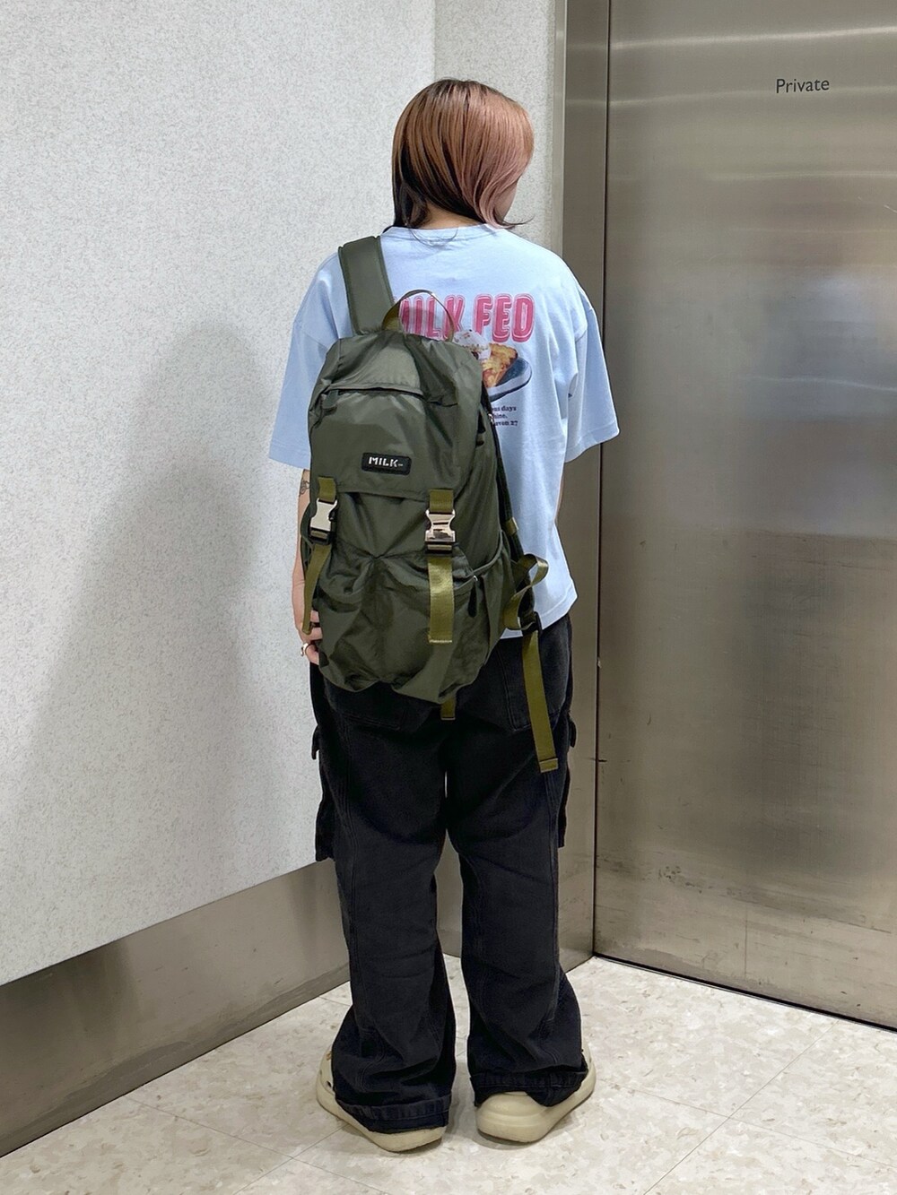 ブルー系のTシャツ/カットソー、ブラック系のカーゴパンツ、グリーン系のバックパック/リュックを着用したレディースの夏コーディネートの4枚目の写真