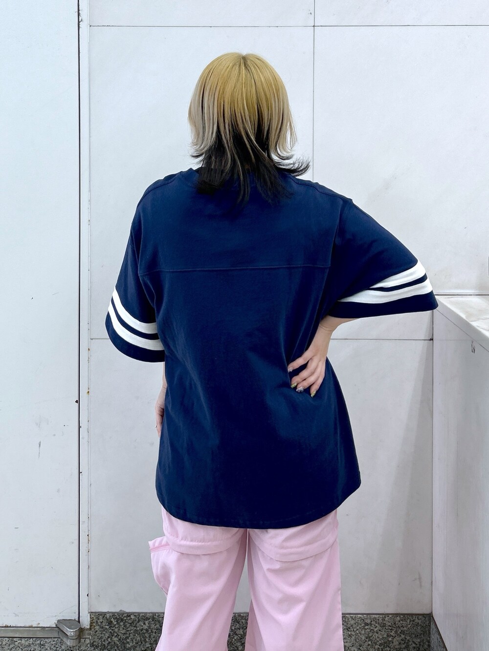 ブルー系のTシャツ/カットソー、ピンク系のその他パンツ、ホワイト系のトートバッグを着用したレディースの春コーディネートの7枚目の写真