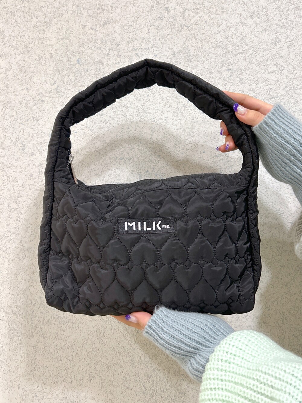 ブラック系のTシャツ/カットソー、グリーン系のカーディガン/ボレロ、グリーン系のその他パンツを着用したレディースの秋コーディネートの5枚目の写真