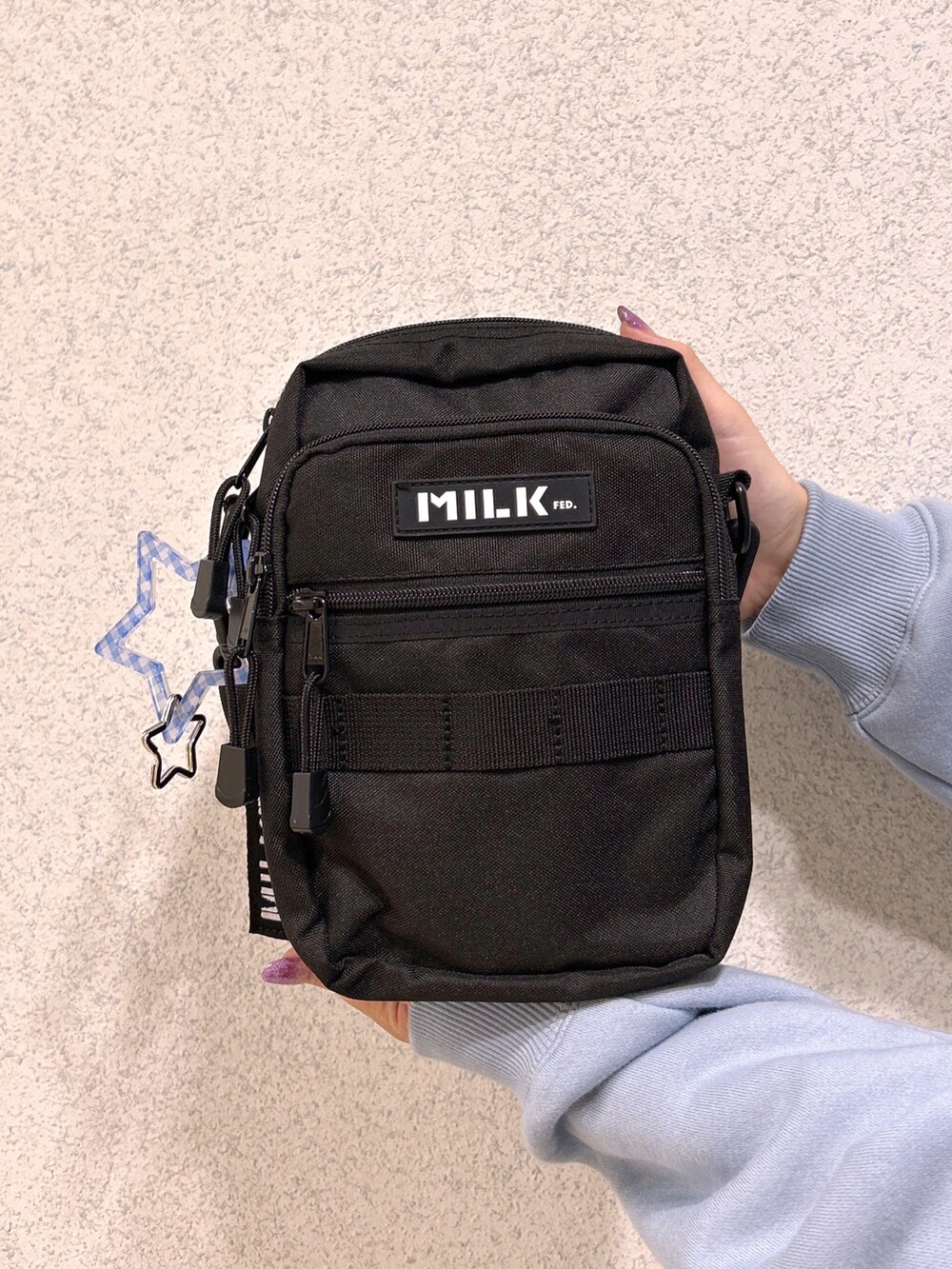 ブルー系のパーカー、ブラック系のショルダーバッグ、グレー系のその他パンツを着用したレディースの夏コーディネートの4枚目の写真