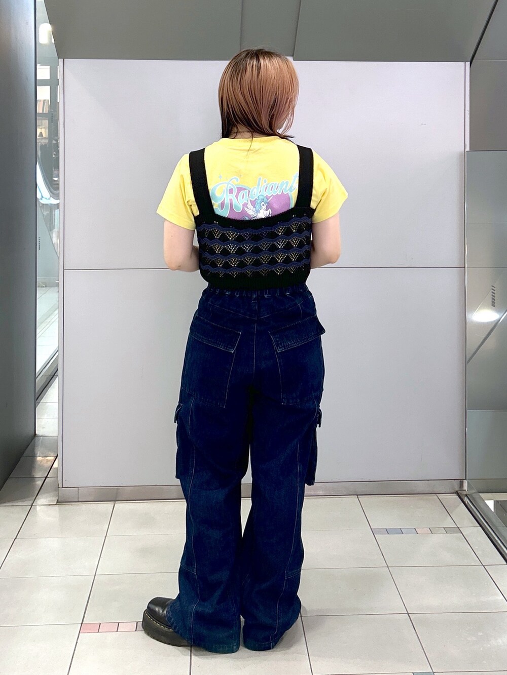 イエロー系のTシャツ/カットソー、ブラック系のキャミソール、ブラック系のブーツを着用したレディースの夏コーディネートの4枚目の写真