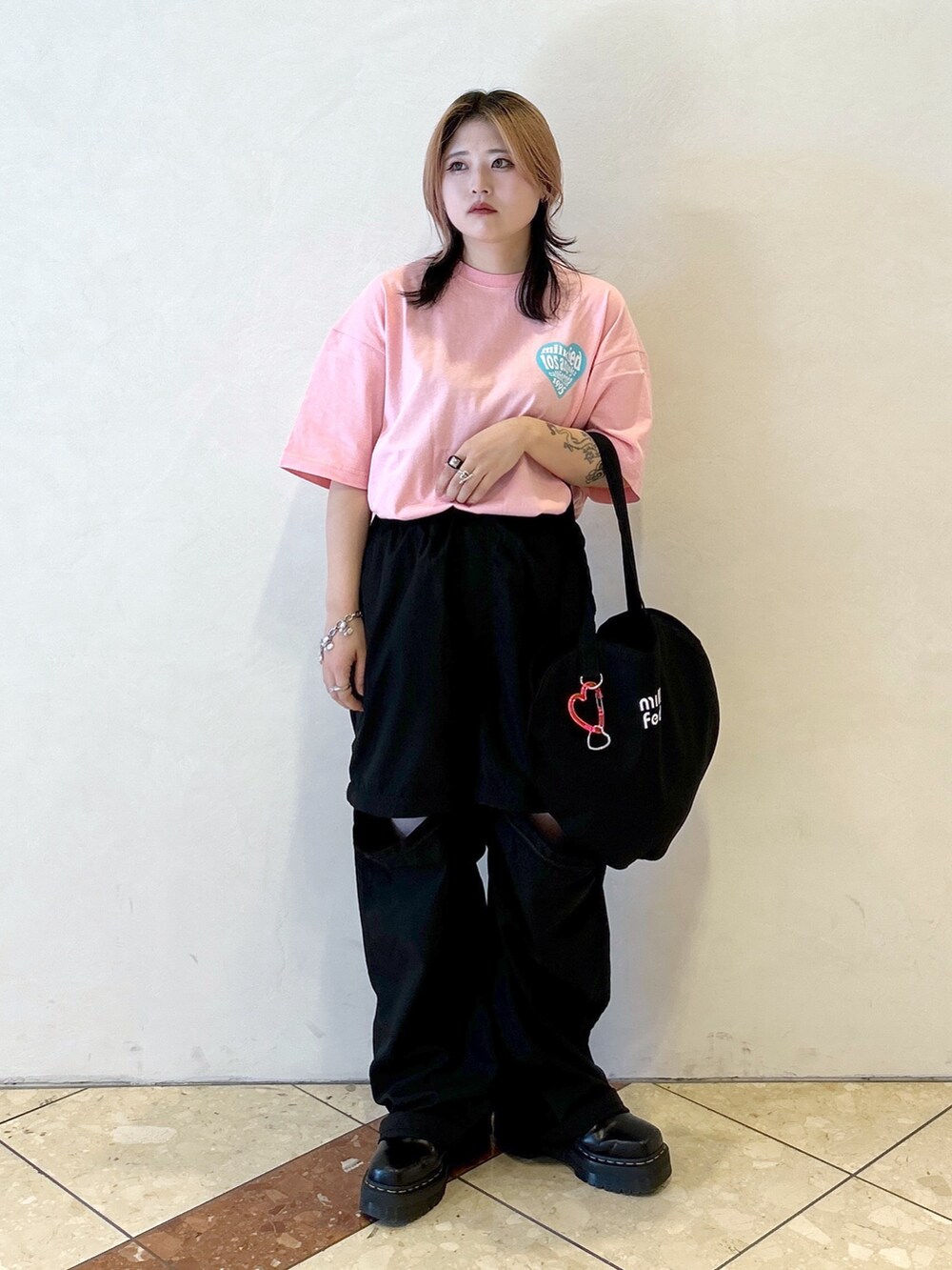ピンク系のTシャツ/カットソー、ブラック系のその他パンツ、ブラック系のトートバッグを着用したレディースの夏コーディネートの3枚目の写真