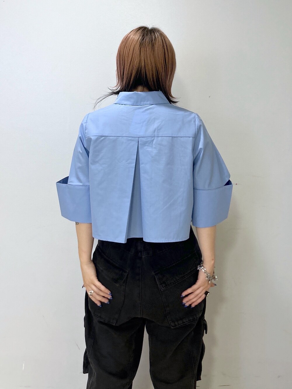 ブルー系のショルダーバッグ、ベージュ系のサンダル、ブルー系のシャツ/ブラウスを着用したレディースの夏コーディネートの9枚目の写真