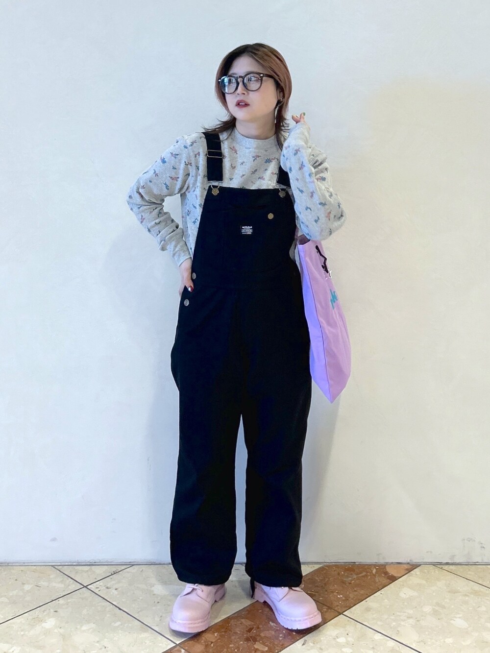 グレー系のTシャツ/カットソー、ブラック系のサロペット/オーバーオール、パープル系のトートバッグを着用したレディースの春コーディネートの2枚目の写真