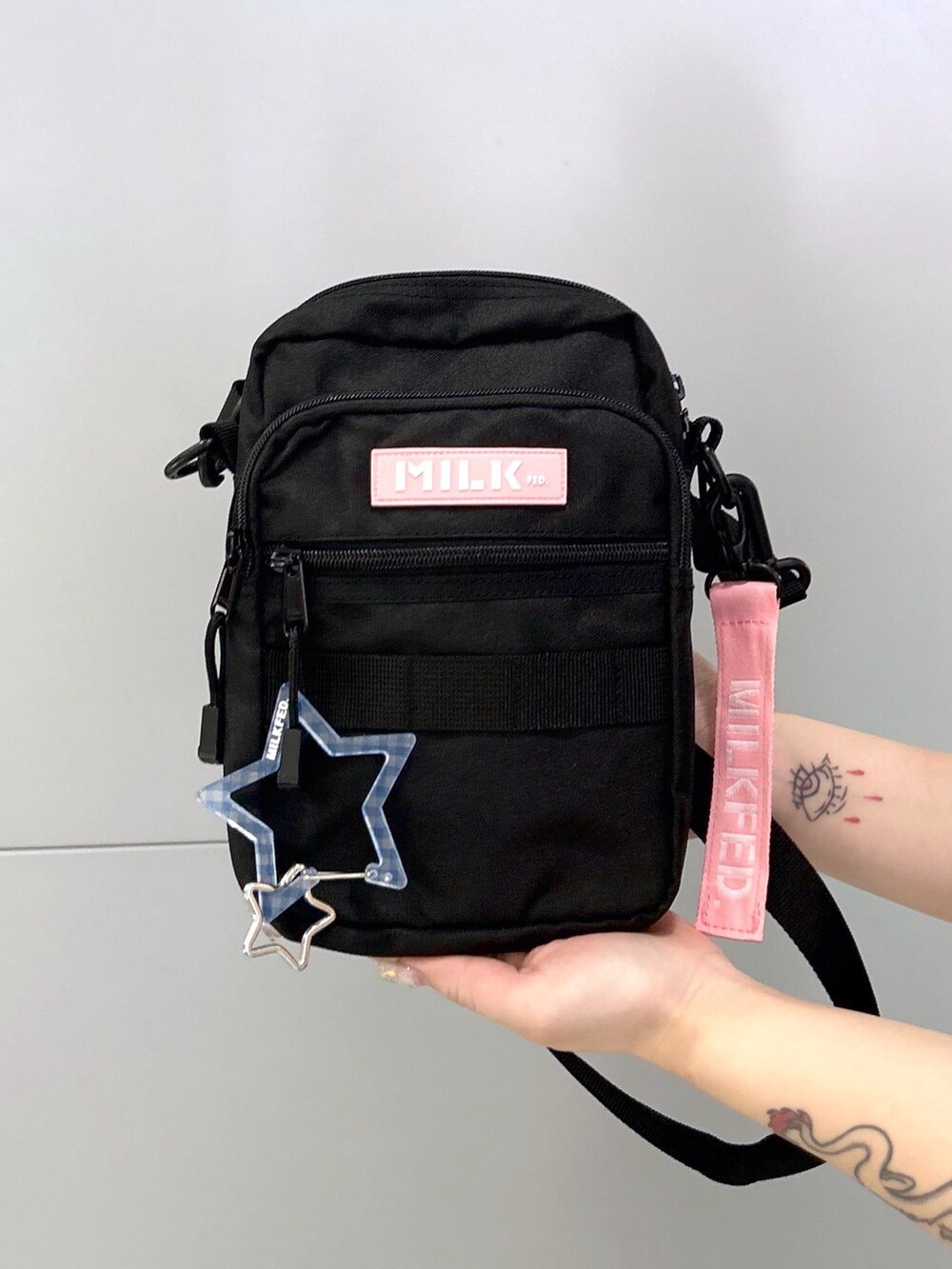 ブルー系のカーゴパンツ、ブルー系のシャツ/ブラウス、ホワイト系のキャミソールを着用したレディースの春コーディネートの8枚目の写真