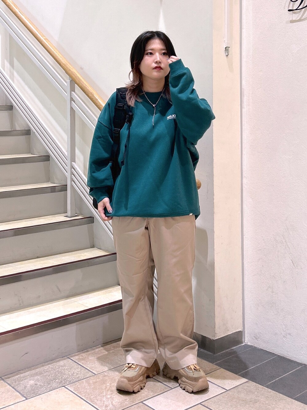 グリーン系のスウェット、ベージュ系のその他パンツ、ベージュ系のスニーカーを着用したレディースの夏コーディネートの2枚目の写真