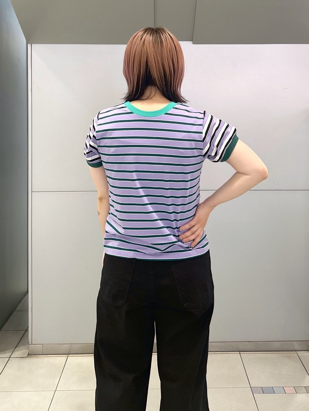 パープル系のTシャツ/カットソー、ブラック系のデニムパンツ、ブラック系のブーツを着用したレディースの夏コーディネートの6枚目の写真