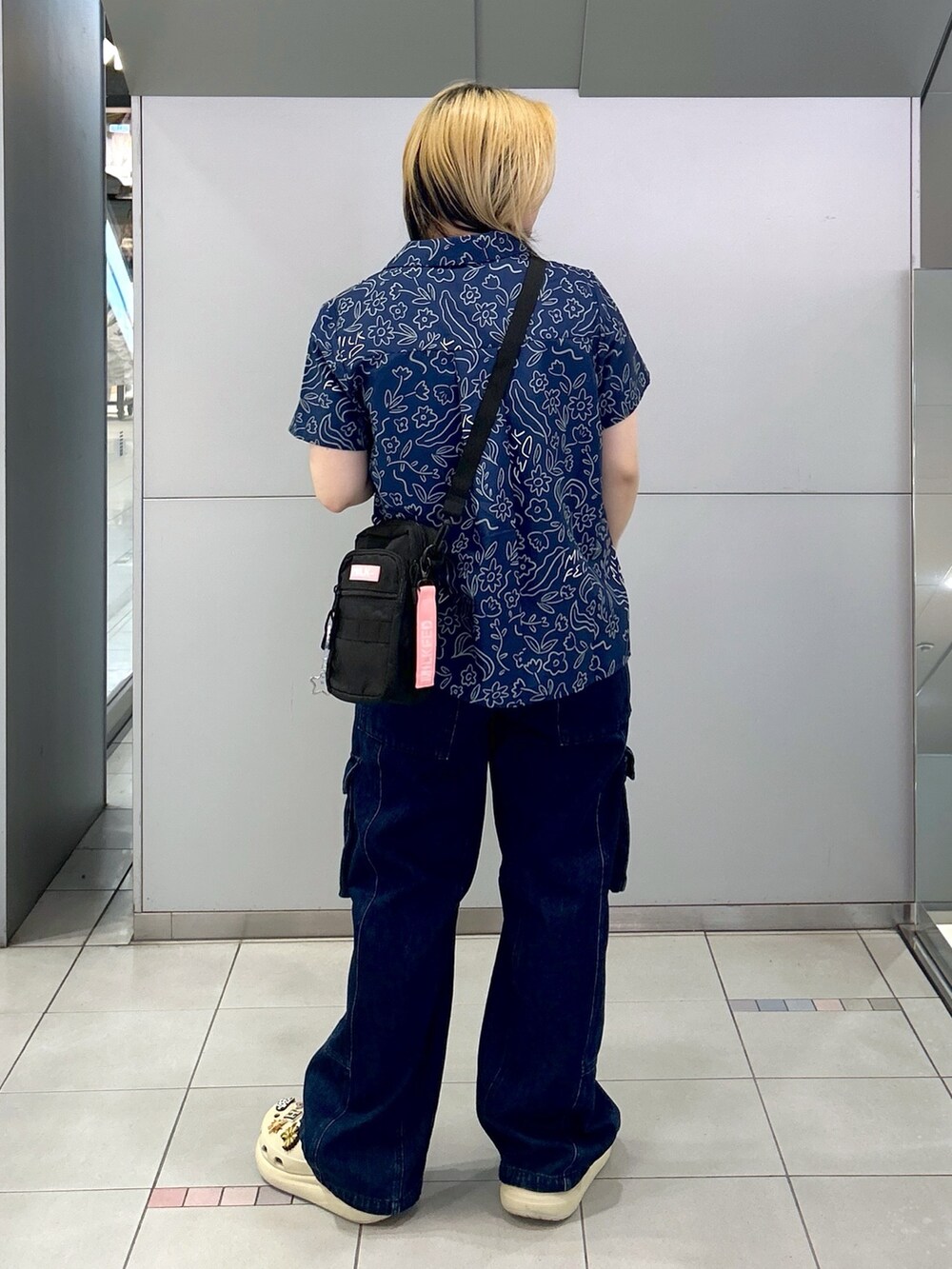 ブルー系のカーゴパンツ、ブルー系のシャツ/ブラウス、ホワイト系のキャミソールを着用したレディースの春コーディネートの5枚目の写真