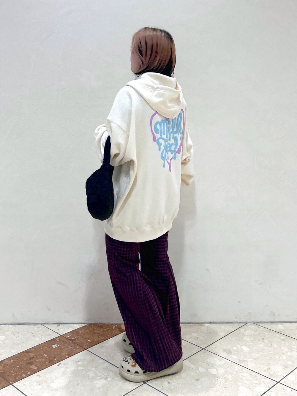 ホワイト系のパーカー、グレー系のTシャツ/カットソー、ブラック系のハンドバッグを着用したレディースの夏コーディネートの4枚目の写真