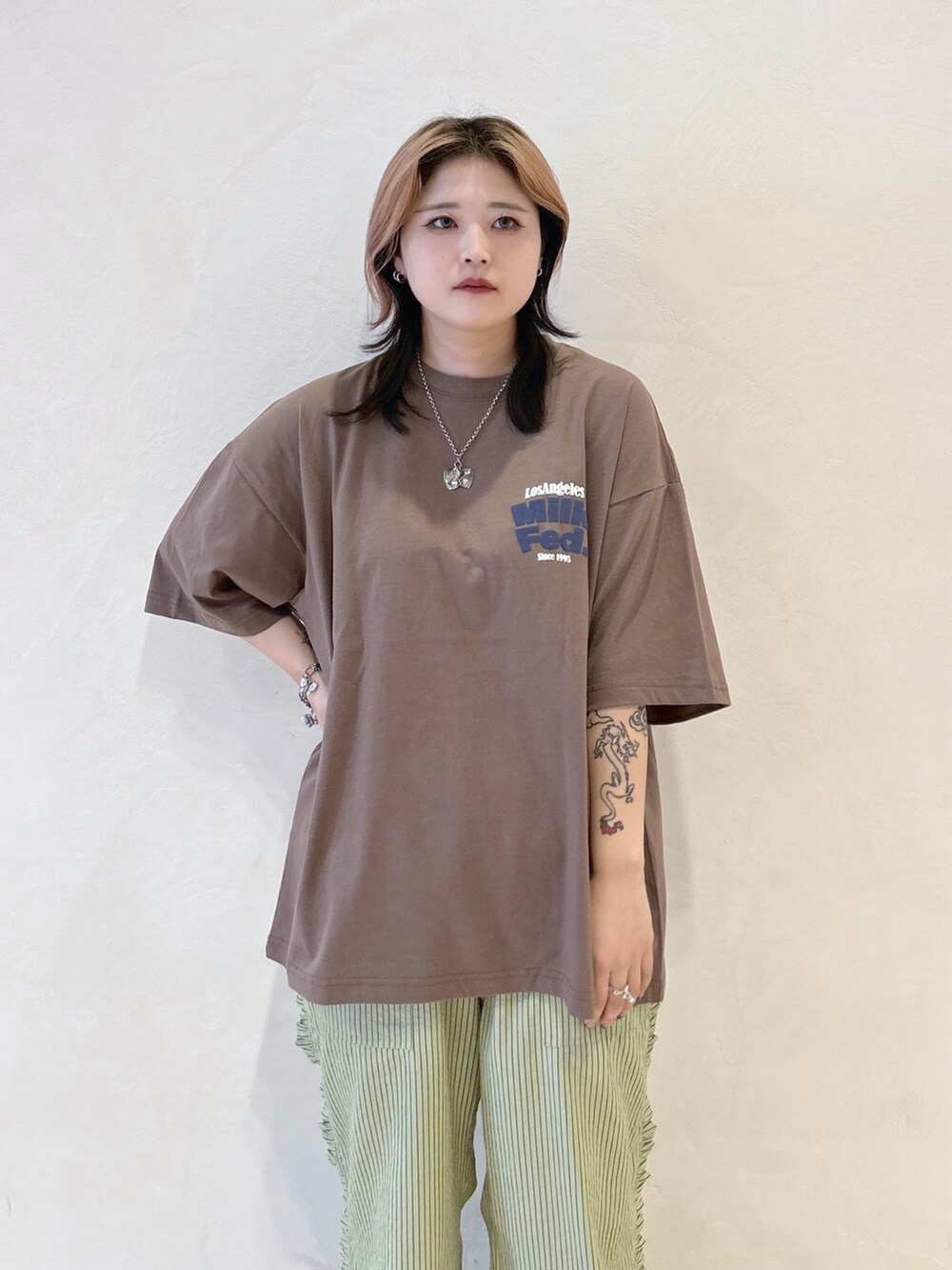 ブラウン系のTシャツ/カットソー、グリーン系のその他パンツ、ピンク系のショルダーバッグを着用したレディースの夏コーディネートの5枚目の写真