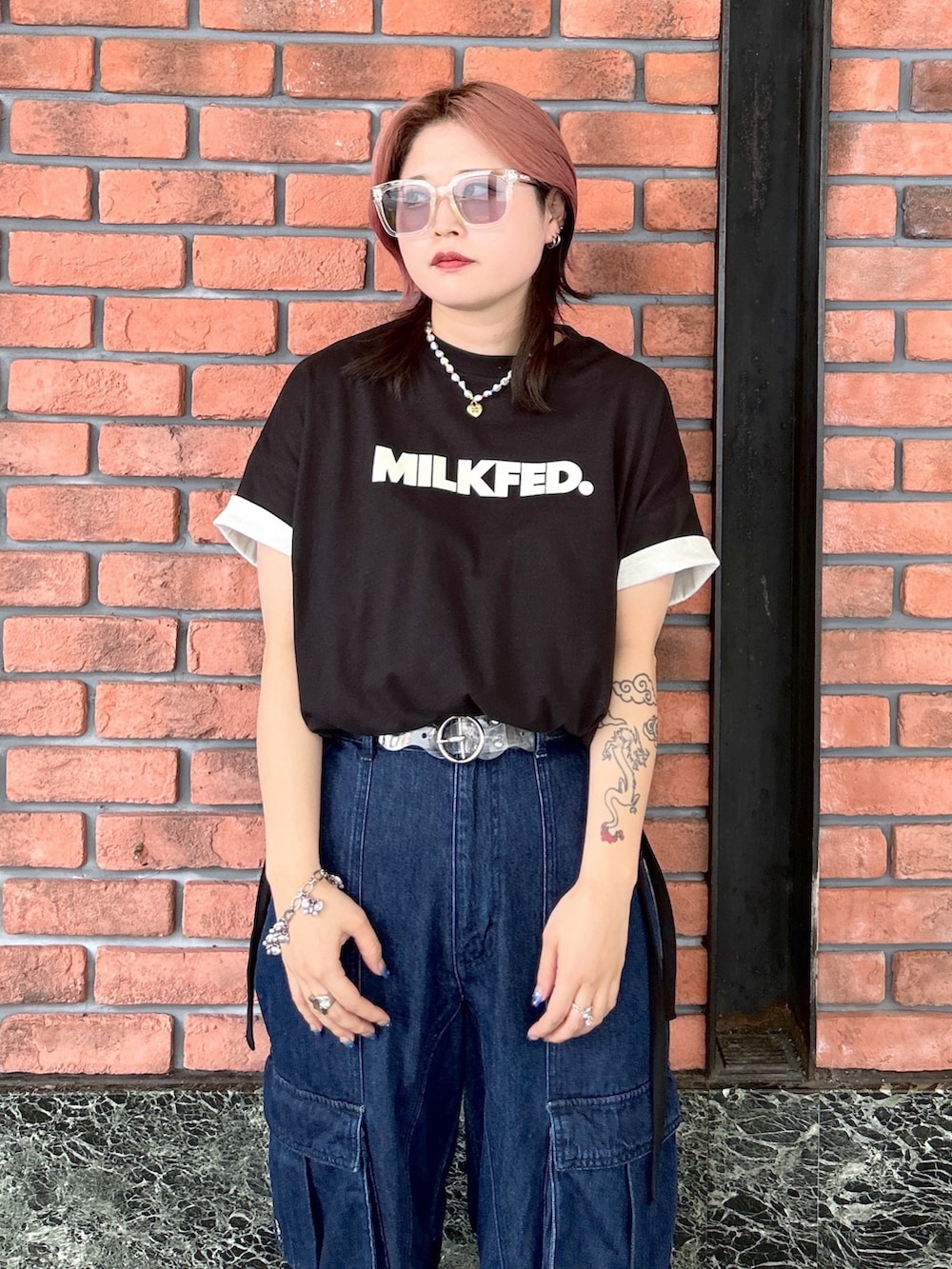 ブラック系のTシャツ/カットソー、ブルー系のカーゴパンツ、ベージュ系のサンダルを着用したレディースの夏コーディネートの4枚目の写真