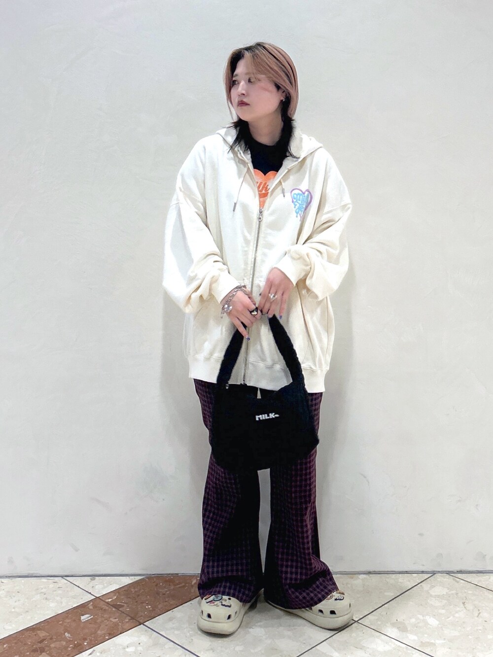 ホワイト系のパーカー、グレー系のTシャツ/カットソー、ブラック系のハンドバッグを着用したレディースの夏コーディネートの2枚目の写真