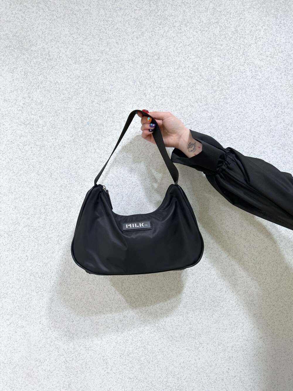 ブラック系のシャツ/ブラウス、イエロー系のベスト、ブラック系のカーゴパンツを着用したレディースの春コーディネートの8枚目の写真