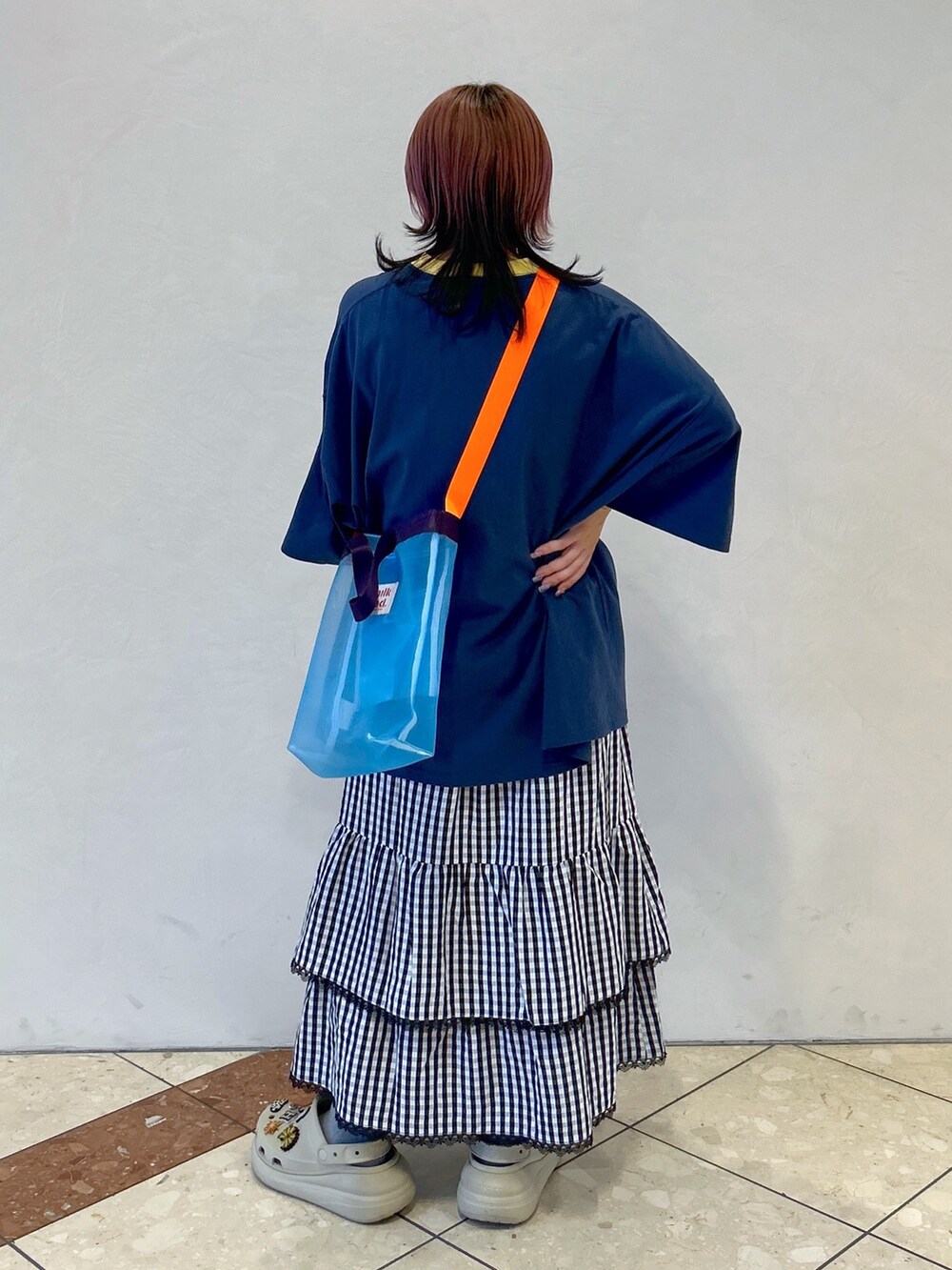 ブルー系のTシャツ/カットソー、ブルー系のショルダーバッグ、ブラック系のワンピースを着用したレディースの夏コーディネートの5枚目の写真