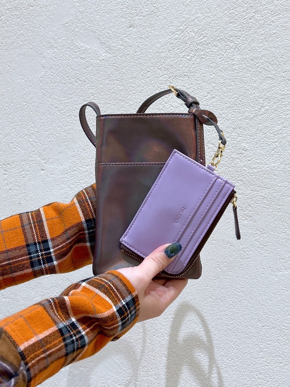 パープル系のショルダーバッグ、ブラック系のベスト、ブラウン系のシャツ/ブラウスを着用したレディースの冬コーディネートの5枚目の写真