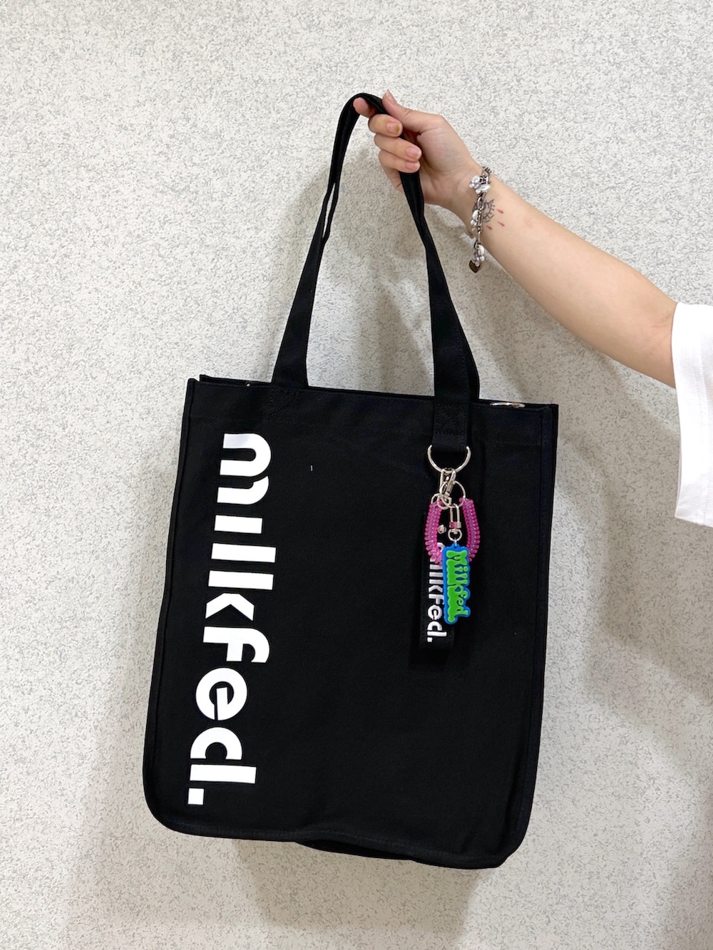 ブラック系のカーゴパンツ、ブラック系のショルダーバッグ、ホワイト系のTシャツ/カットソーを着用したレディースの夏コーディネートの8枚目の写真