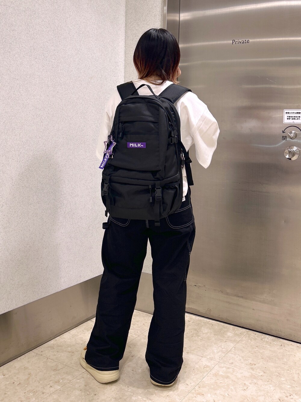 ホワイト系のTシャツ/カットソー、ブラック系のカーゴパンツ、ベージュ系のサンダルを着用したレディースの夏コーディネートの3枚目の写真