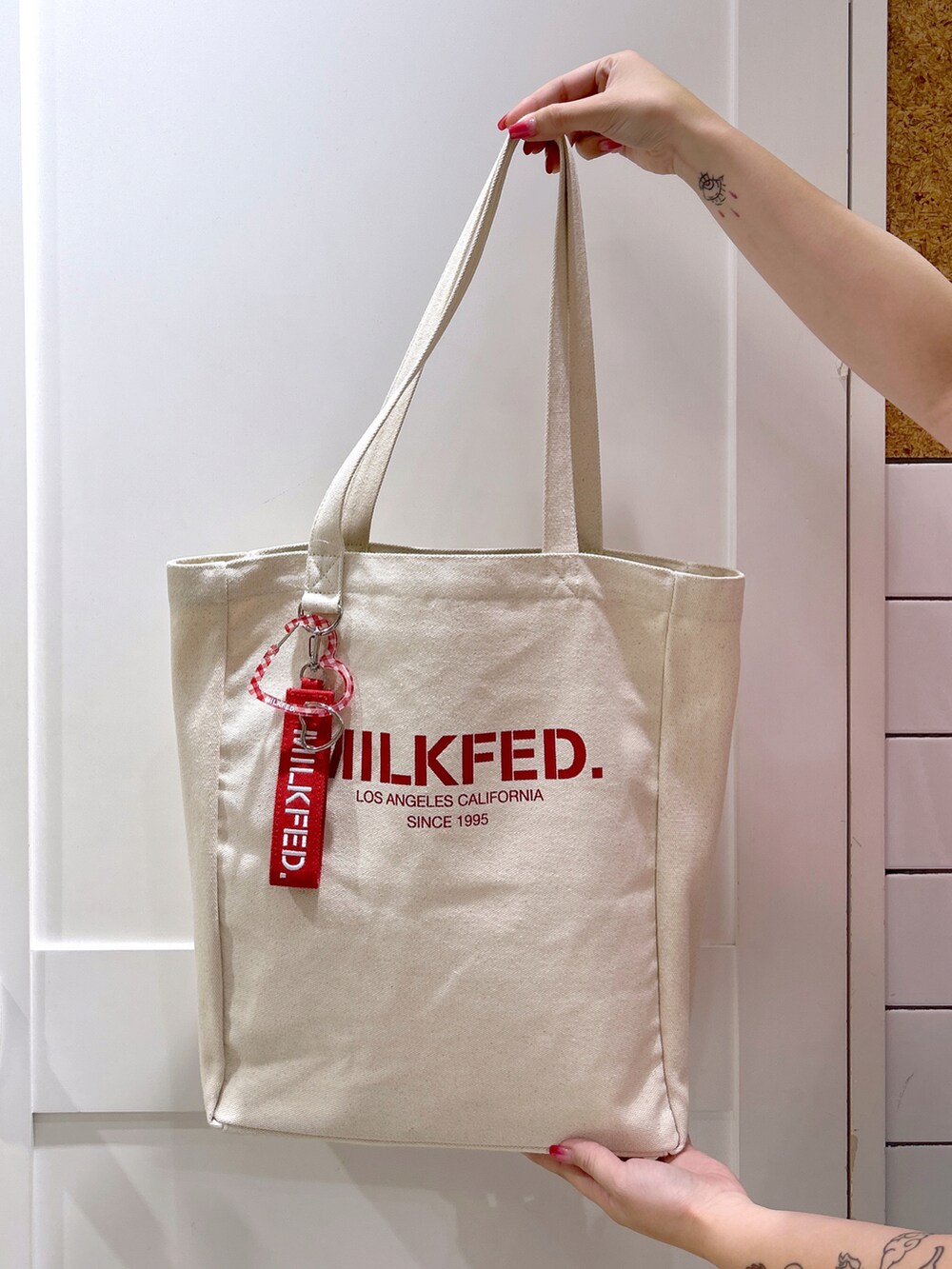 ピンク系のTシャツ/カットソー、グレー系のカーゴパンツ、レッド系のトートバッグを着用したレディースの夏コーディネートの4枚目の写真