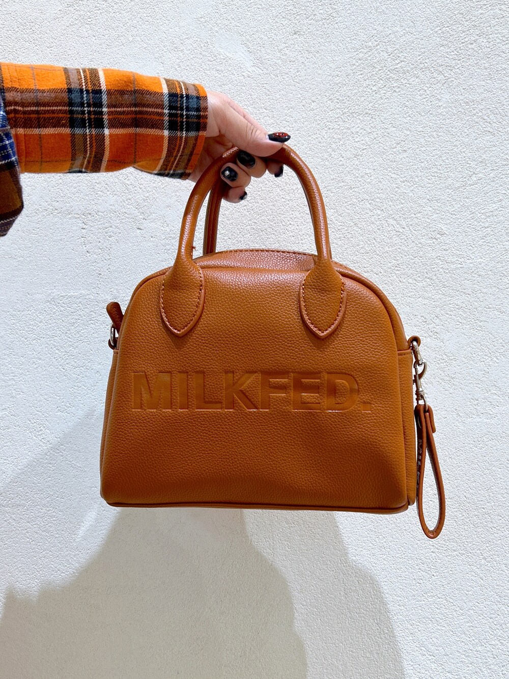 ブラウン系のシャツ/ブラウス、ブラウン系のボストンバッグ、ブラック系のスウェットパンツを着用したレディースの秋コーディネートの5枚目の写真