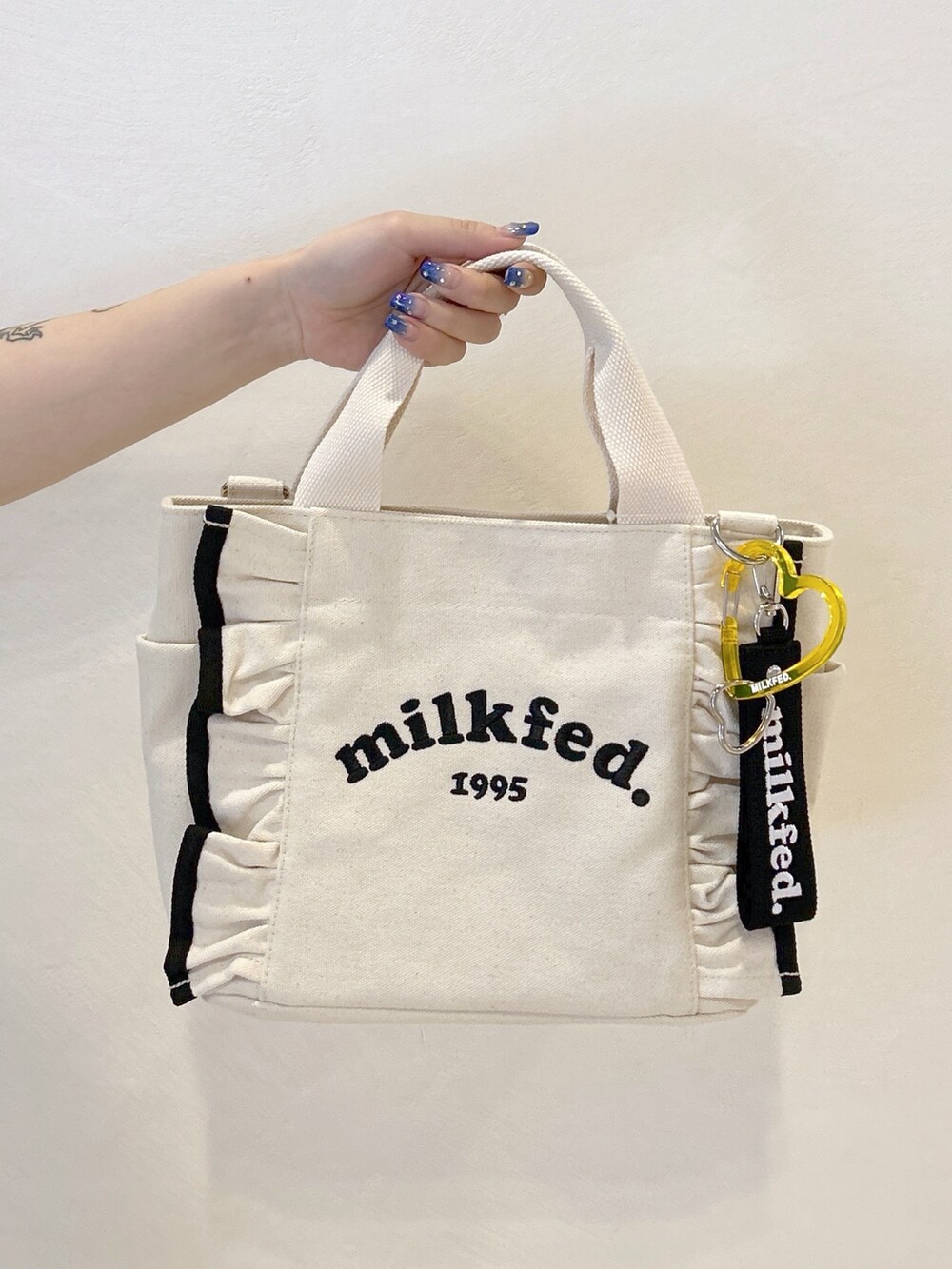 ブルー系のワンピース、ブラック系のTシャツ/カットソー、ホワイト系のショルダーバッグを着用したレディースの夏コーディネートの9枚目の写真