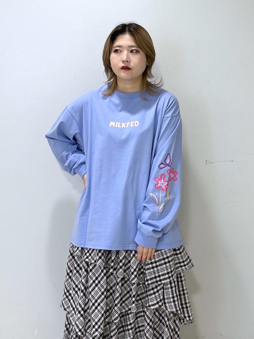 ブラック系のベスト、ブルー系のTシャツ/カットソー、ブラック系のスカートを着用したレディースの冬コーディネートの7枚目の写真