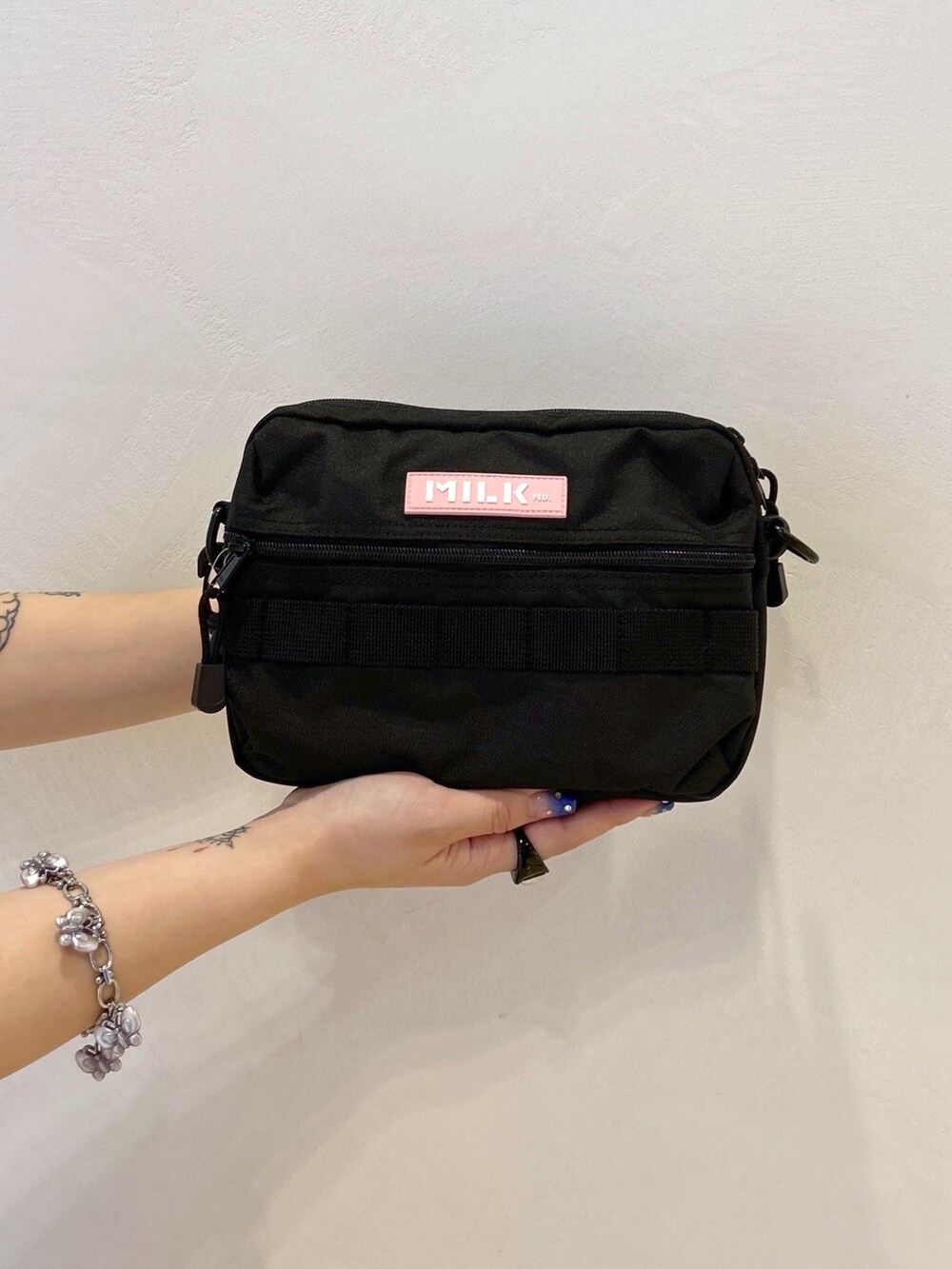 ブルー系のワンピース、ピンク系のショルダーバッグ、ベージュ系のサンダルを着用したレディースの夏コーディネートの6枚目の写真