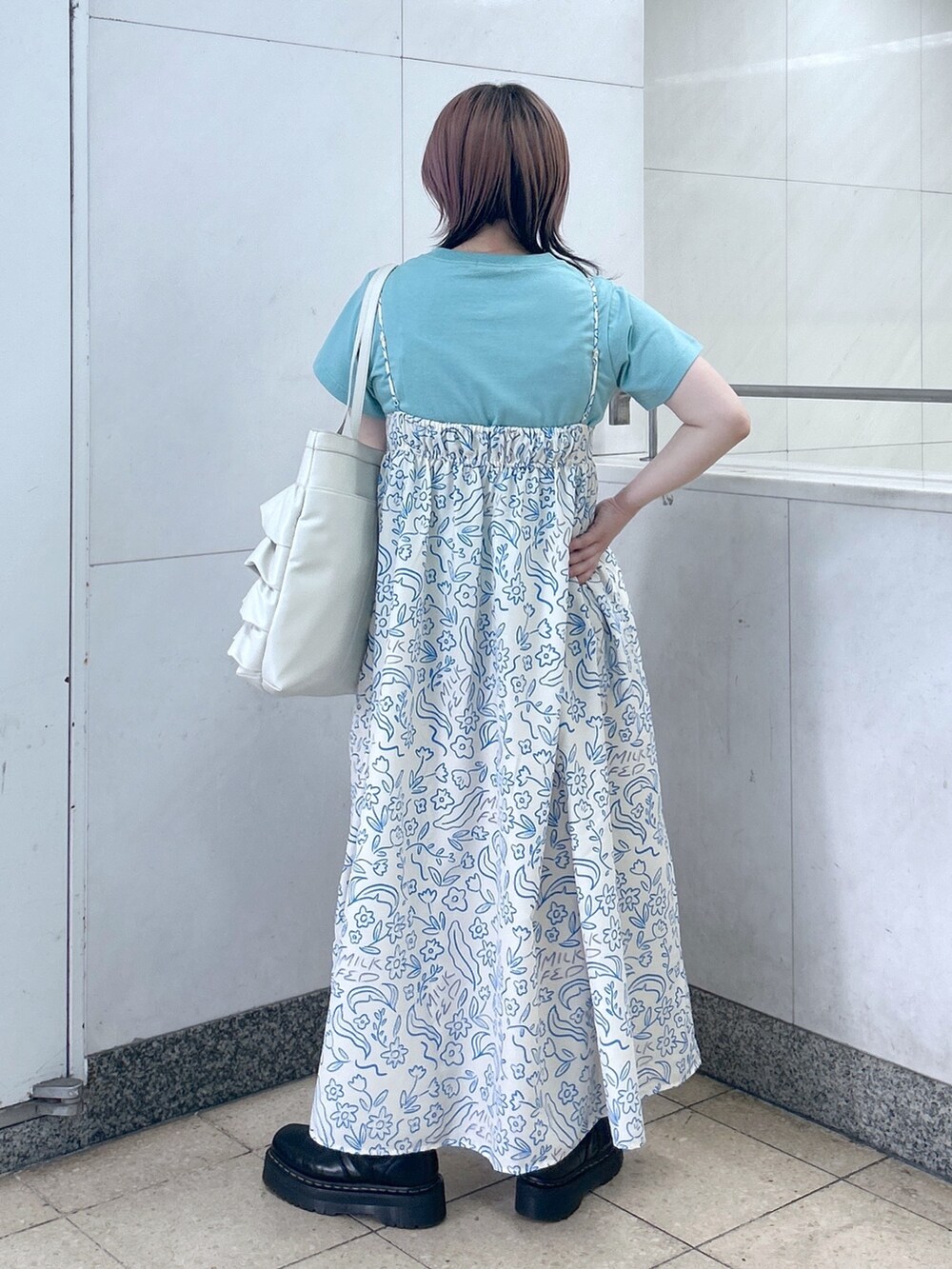 ホワイト系のトートバッグ、グリーン系のTシャツ/カットソー、ホワイト系のワンピースを着用したレディースの夏コーディネートの5枚目の写真