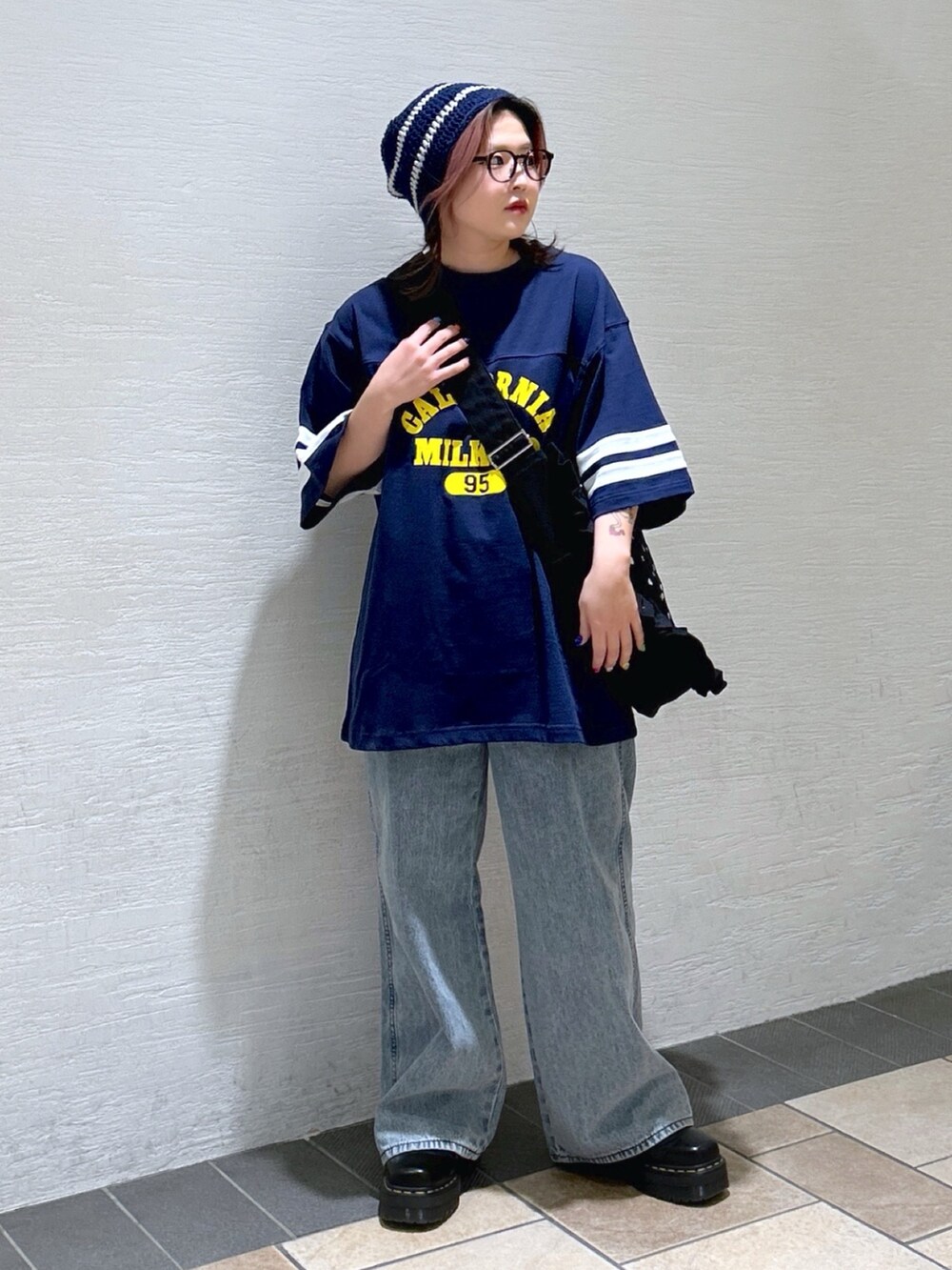 ブルー系のTシャツ/カットソー、ブルー系のデニムパンツ、ブラック系のブーツを着用したレディースの冬コーディネートの3枚目の写真