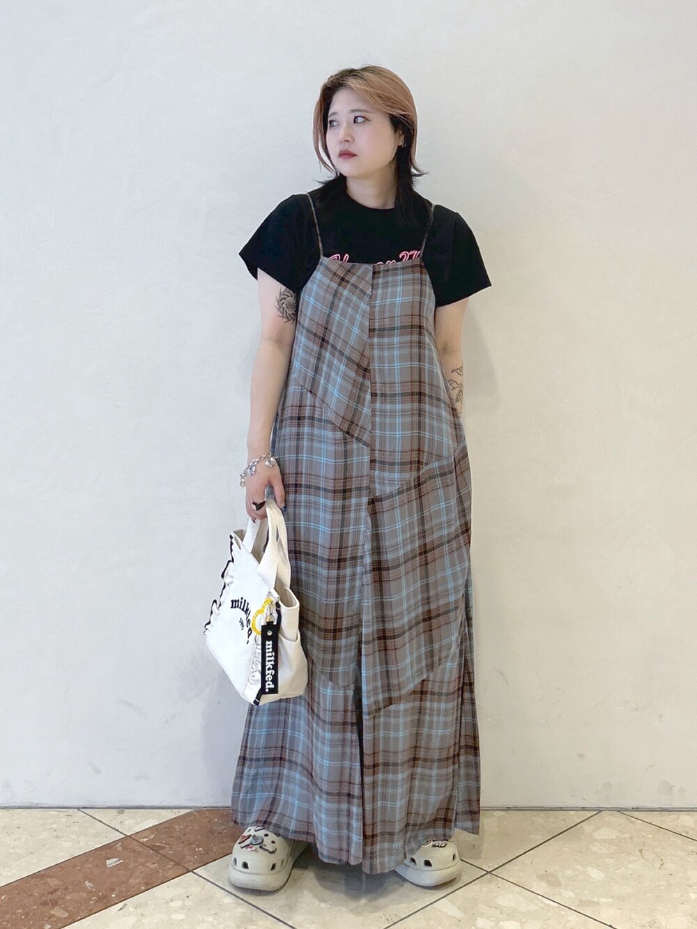 ブルー系のワンピース、ブラック系のTシャツ/カットソー、ホワイト系のショルダーバッグを着用したレディースの夏コーディネートの4枚目の写真