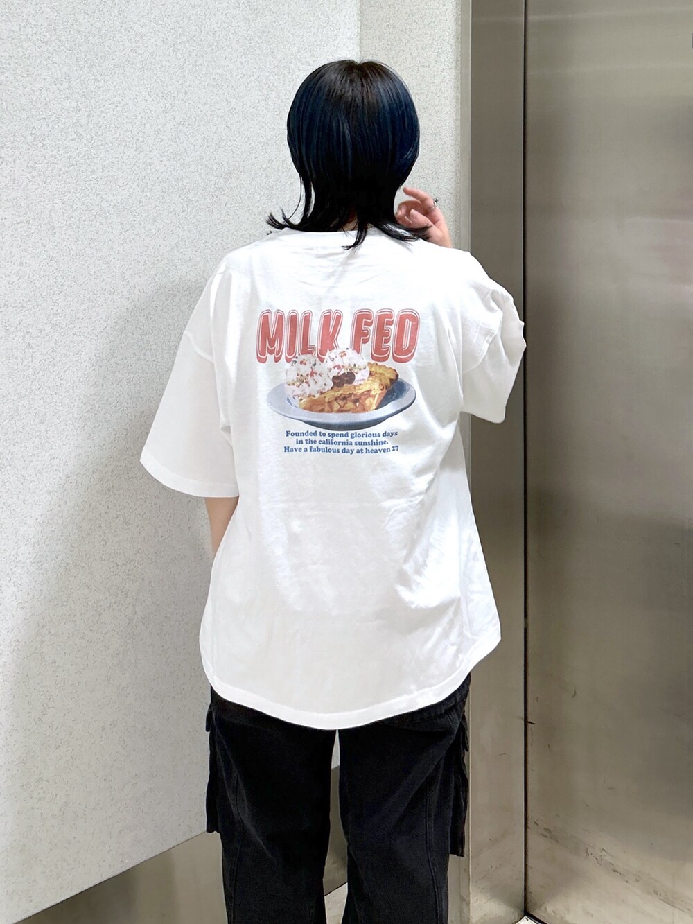 ブラック系のカーゴパンツ、ブラック系のショルダーバッグ、ホワイト系のTシャツ/カットソーを着用したレディースの夏コーディネートの7枚目の写真