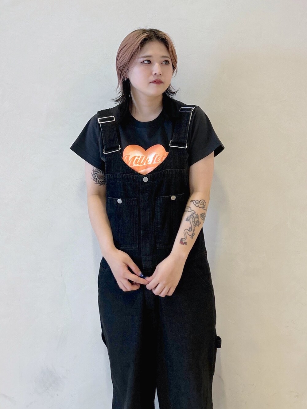 ブルー系のシャツ/ブラウス、グレー系のTシャツ/カットソー、ブラック系のサロペット/オーバーオールを着用したレディースの夏コーディネートの6枚目の写真