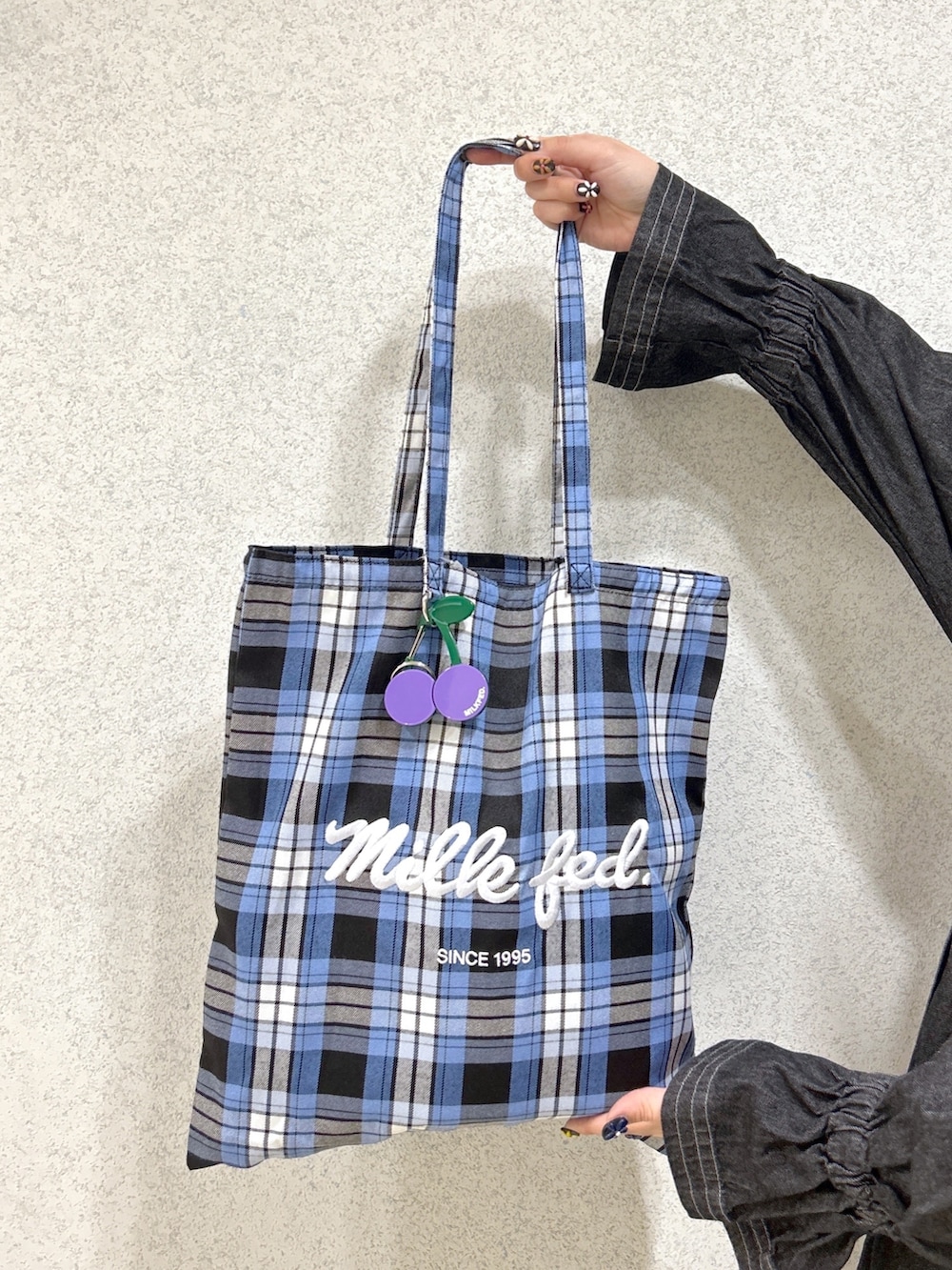 ブルー系のトートバッグ、グリーン系のその他パンツ、ベージュ系のスニーカーを着用したレディースの冬コーディネートの5枚目の写真