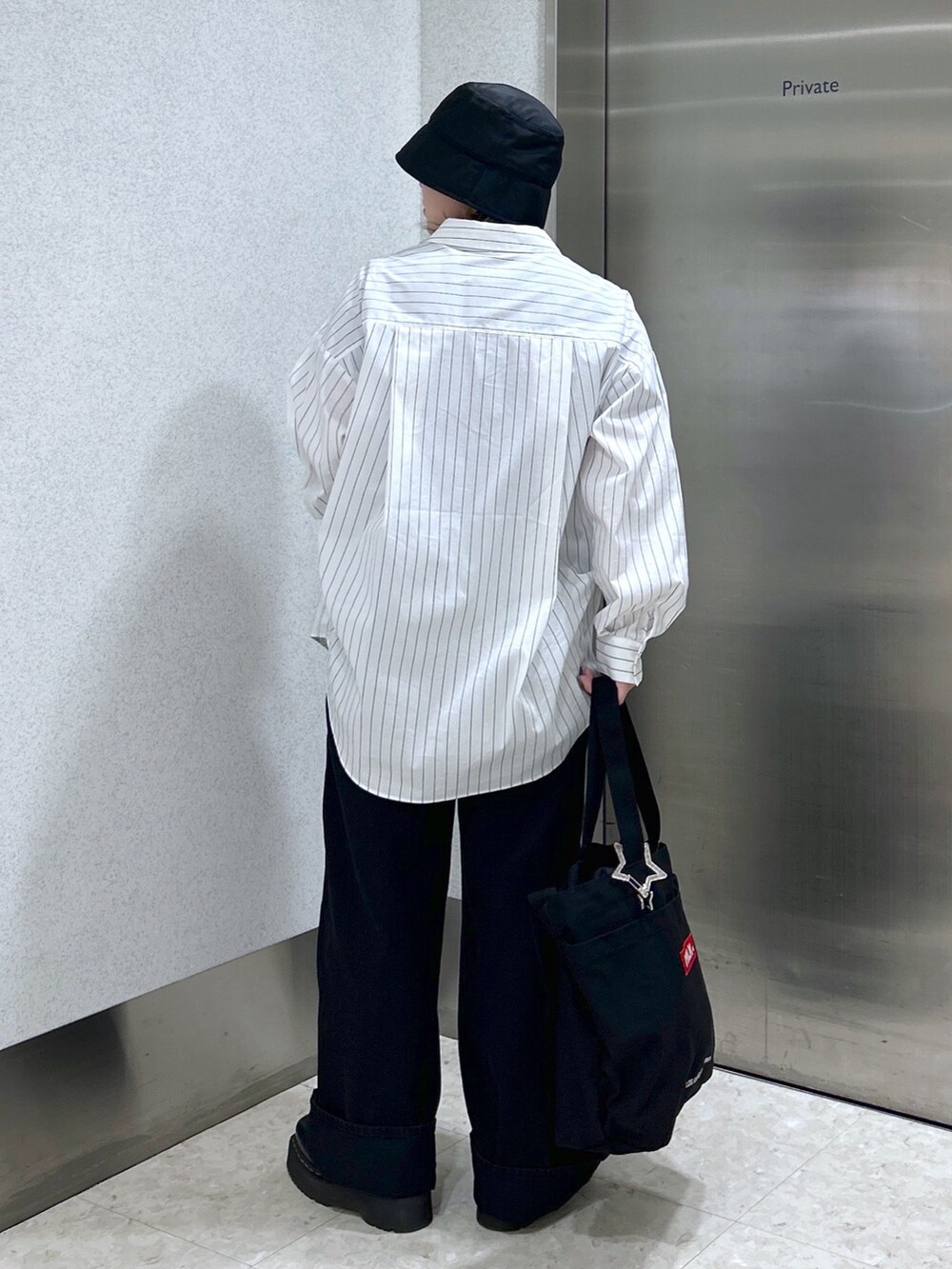 ホワイト系のシャツ/ブラウス、その他のトートバッグ、ブラック系のデニムパンツを着用したレディースの春コーディネートの4枚目の写真