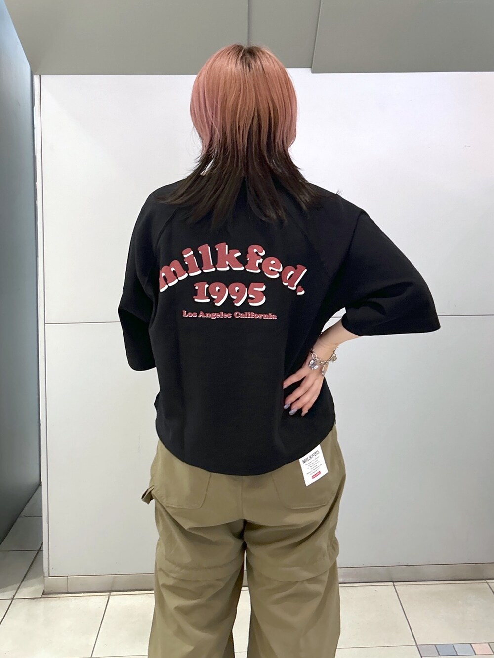 グリーン系のその他パンツ、ブラック系のTシャツ/カットソー、ベージュ系のサンダルを着用したレディースの夏コーディネートの5枚目の写真