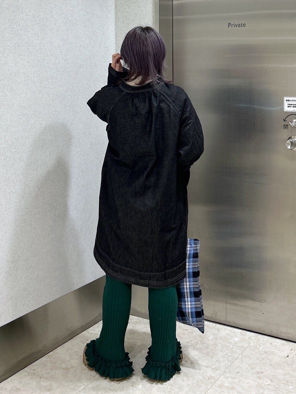 ブルー系のトートバッグ、グリーン系のその他パンツ、ベージュ系のスニーカーを着用したレディースの冬コーディネートの3枚目の写真