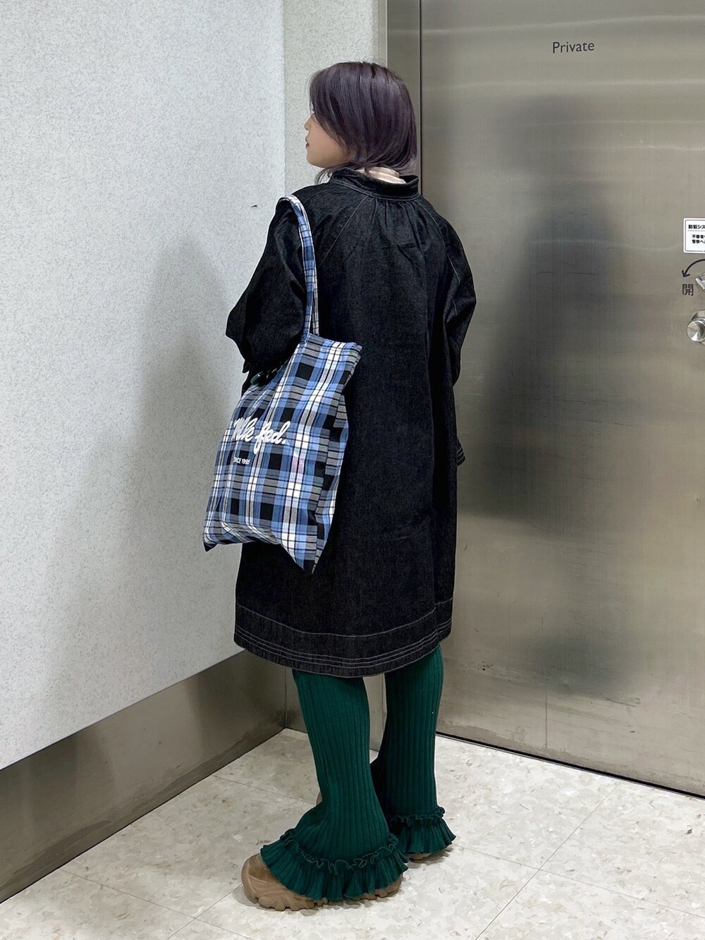 ブルー系のトートバッグ、グリーン系のその他パンツ、ベージュ系のスニーカーを着用したレディースの冬コーディネートの2枚目の写真