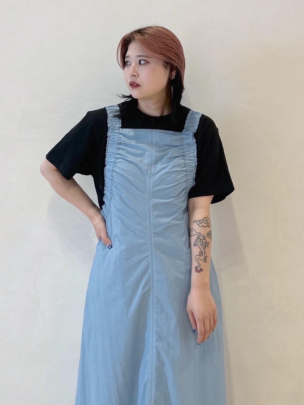 ブラック系のTシャツ/カットソー、ブルー系のワンピース、ブラウン系のショルダーバッグを着用したレディースの夏コーディネートの5枚目の写真