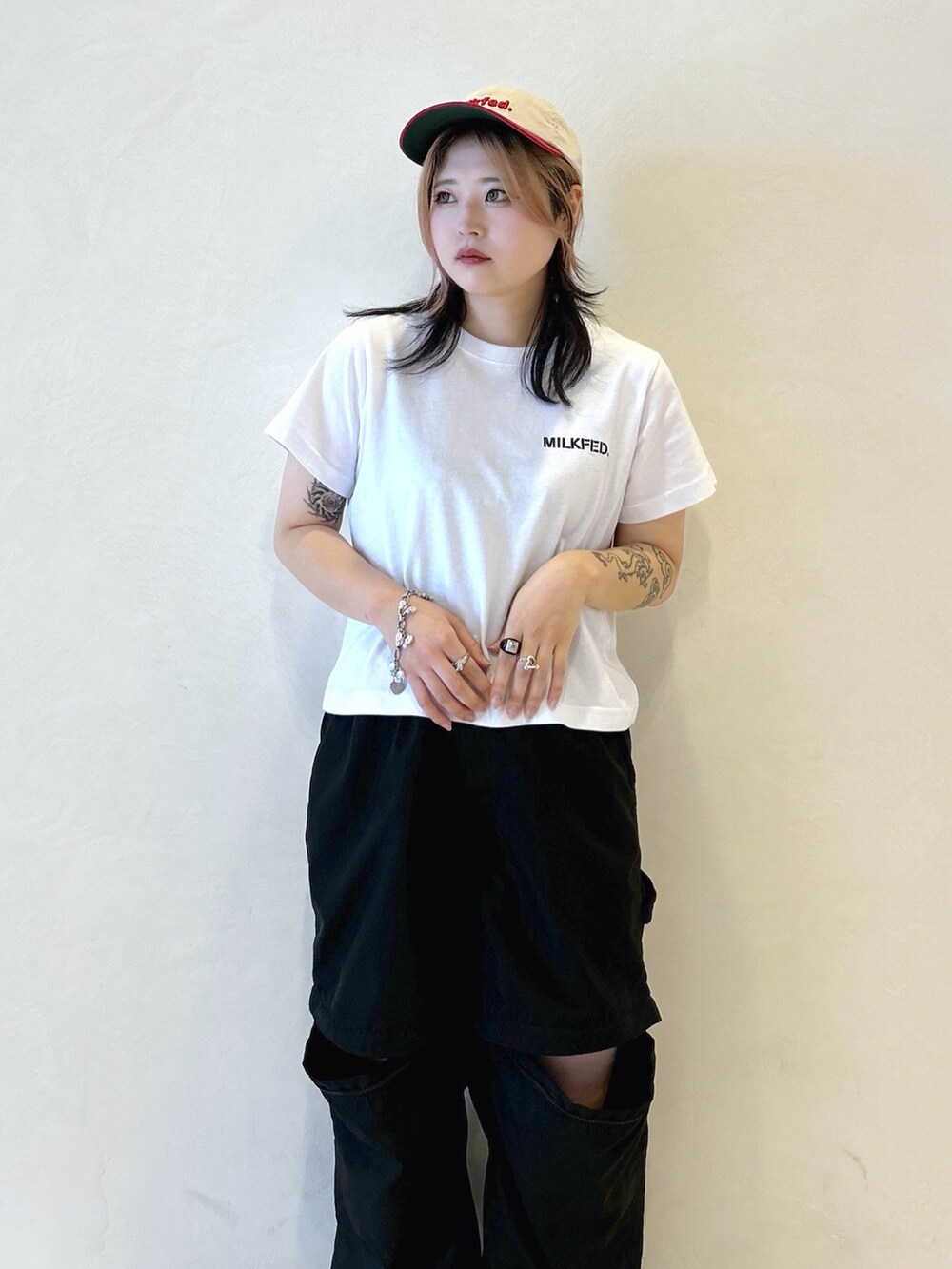 ブラック系のその他パンツ、レッド系のショルダーバッグ、ホワイト系のTシャツ/カットソーを着用したレディースの夏コーディネートの6枚目の写真