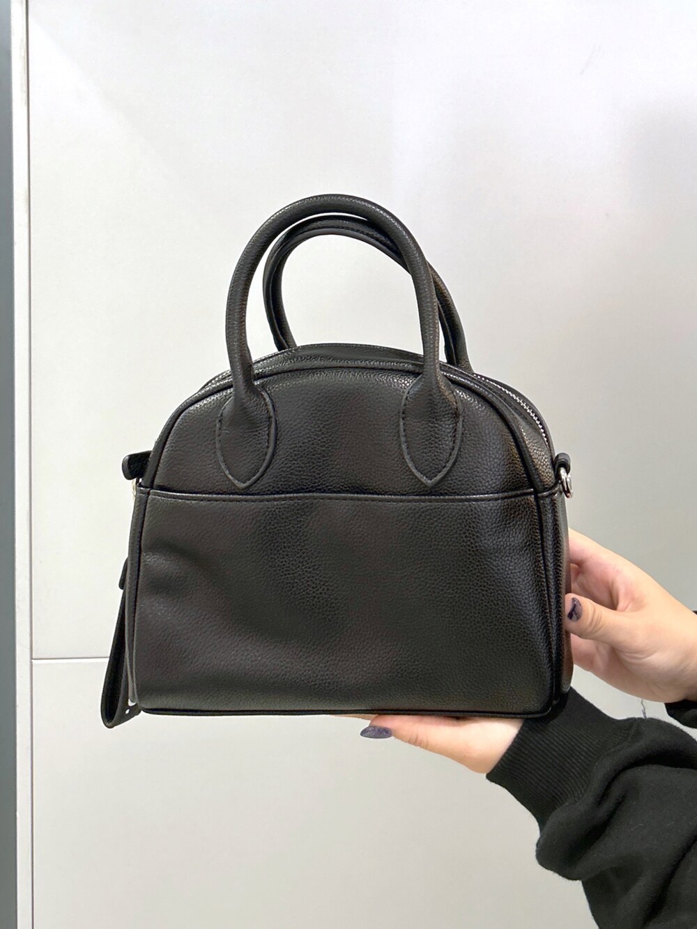 ブラック系のスウェット、ブラック系のスウェットパンツ、ブラック系のボストンバッグを着用したレディースの秋コーディネートの4枚目の写真