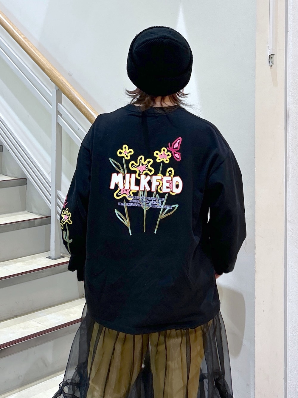 ブラック系のTシャツ/カットソー、ブラック系のバックパック/リュック、ブラック系のブーツを着用したレディースの冬コーディネートの8枚目の写真