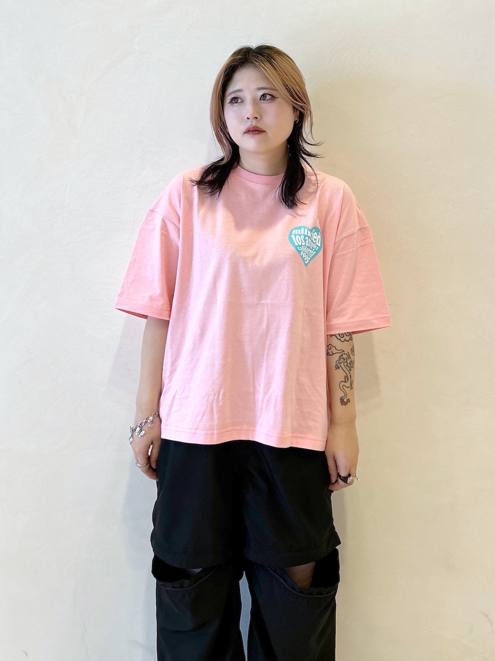 ピンク系のTシャツ/カットソー、ブラック系のその他パンツ、ブラック系のトートバッグを着用したレディースの夏コーディネートの6枚目の写真