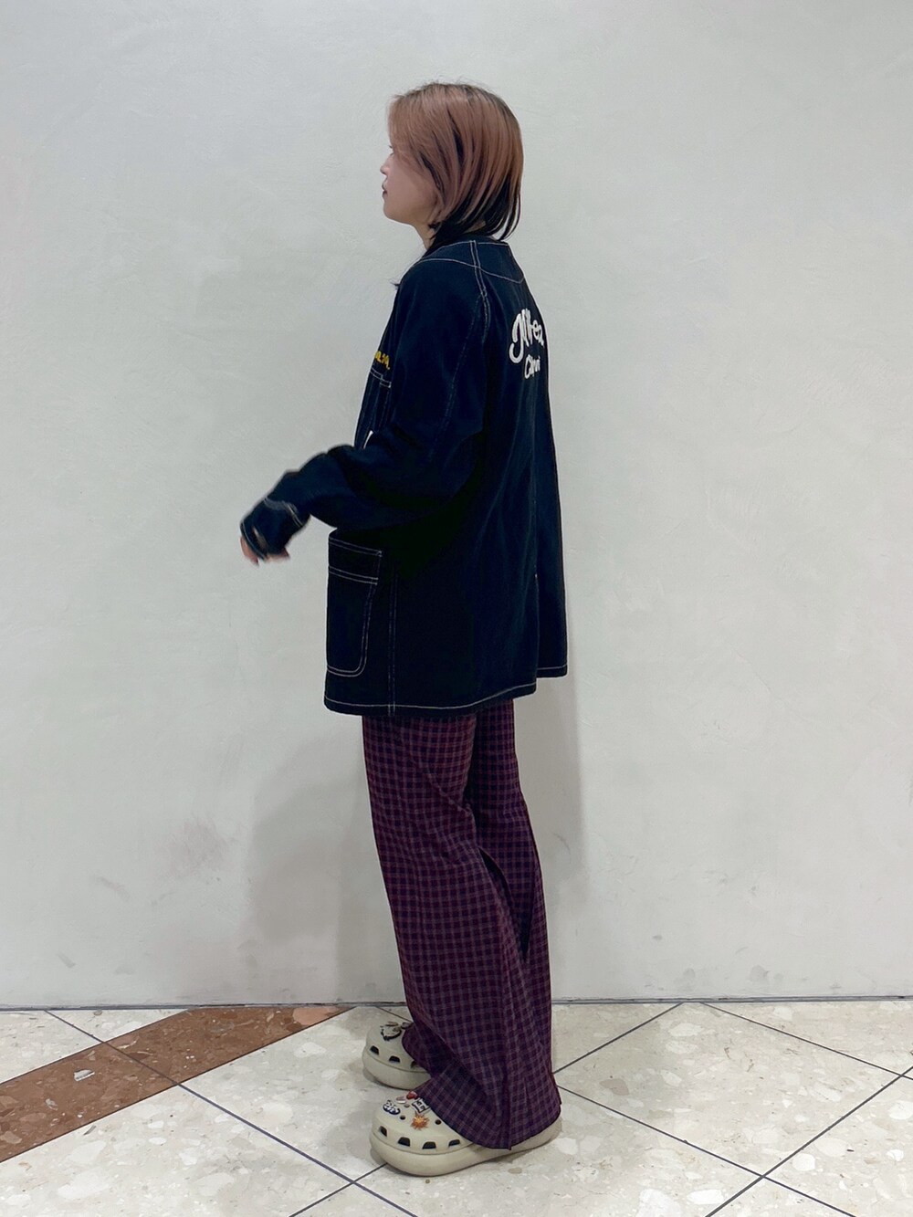 ブルー系のその他パンツ、ベージュ系のサンダル、グレー系のTシャツ/カットソーを着用したレディースの夏コーディネートの6枚目の写真