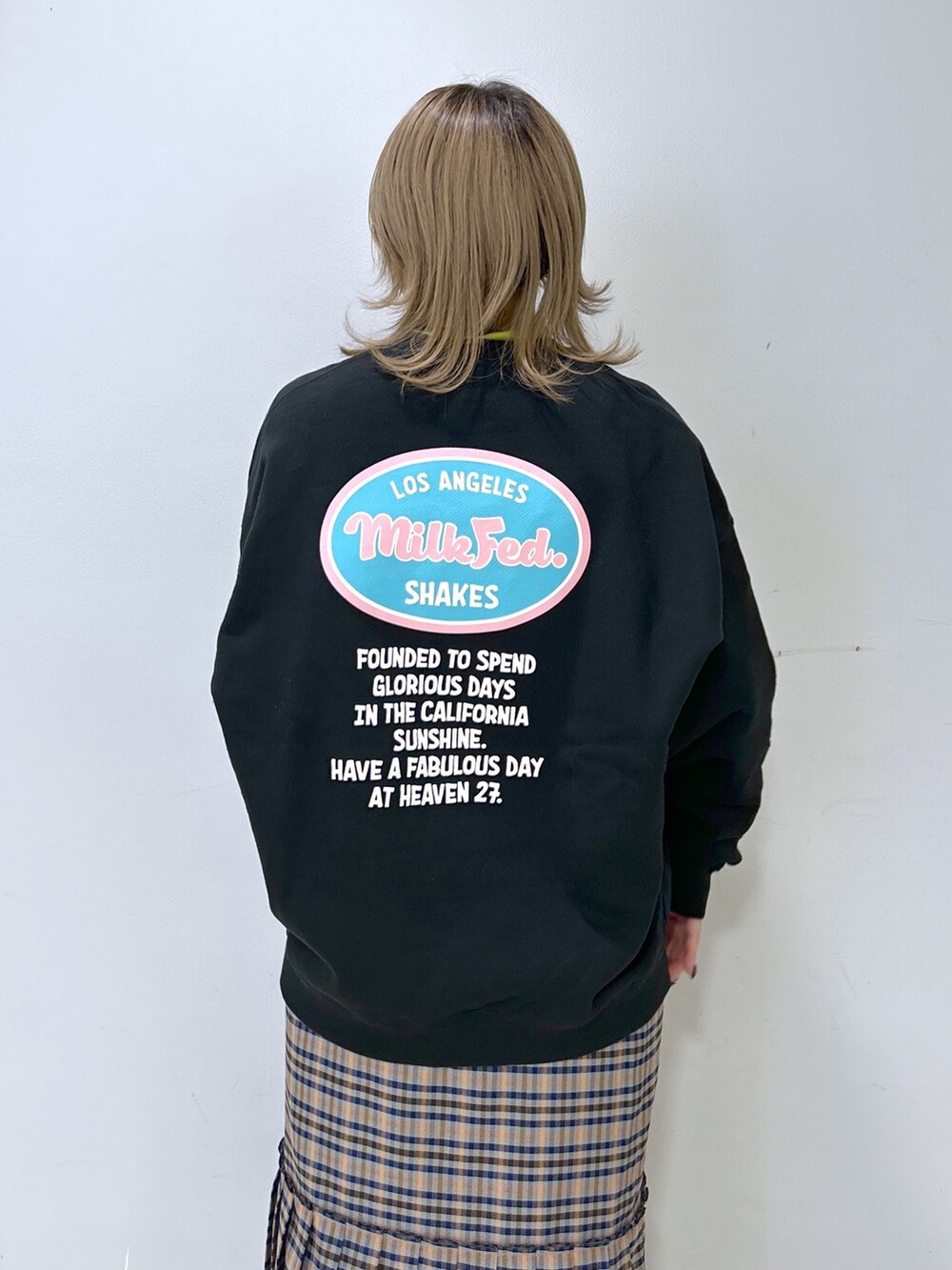 グリーン系のその他トップス、グレー系のスカート、ブラック系のショルダーバッグを着用したレディースの冬コーディネートの3枚目の写真