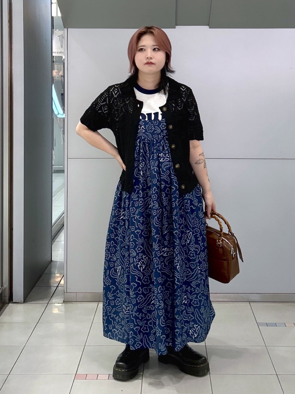 ホワイト系のTシャツ/カットソー、ブラック系のカーディガン/ボレロ、ブルー系のワンピースを着用したレディースの春コーディネートの2枚目の写真