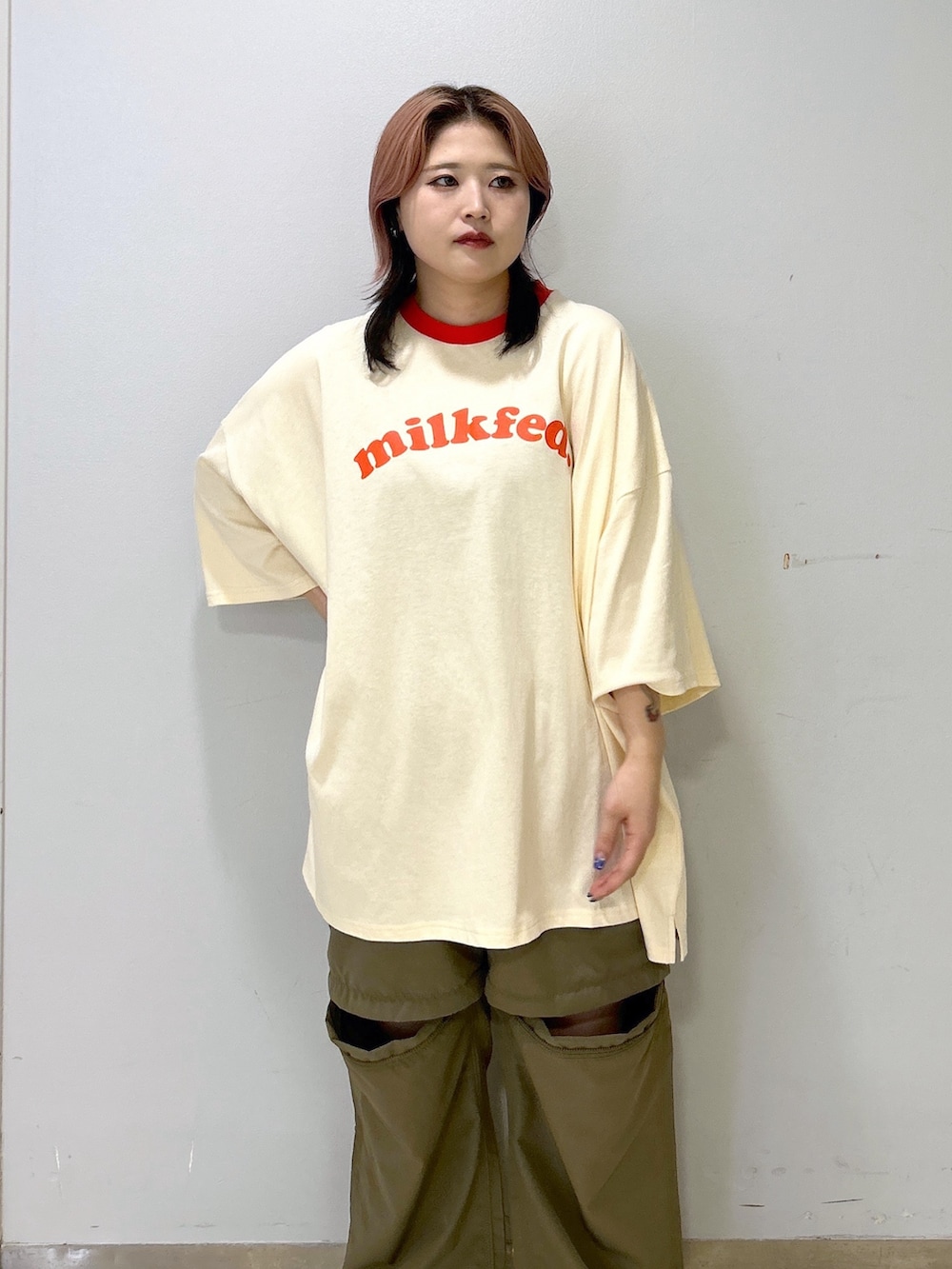 ホワイト系のTシャツ/カットソー、ブラック系のブーツ、グリーン系のその他パンツを着用したレディースの夏コーディネートの4枚目の写真