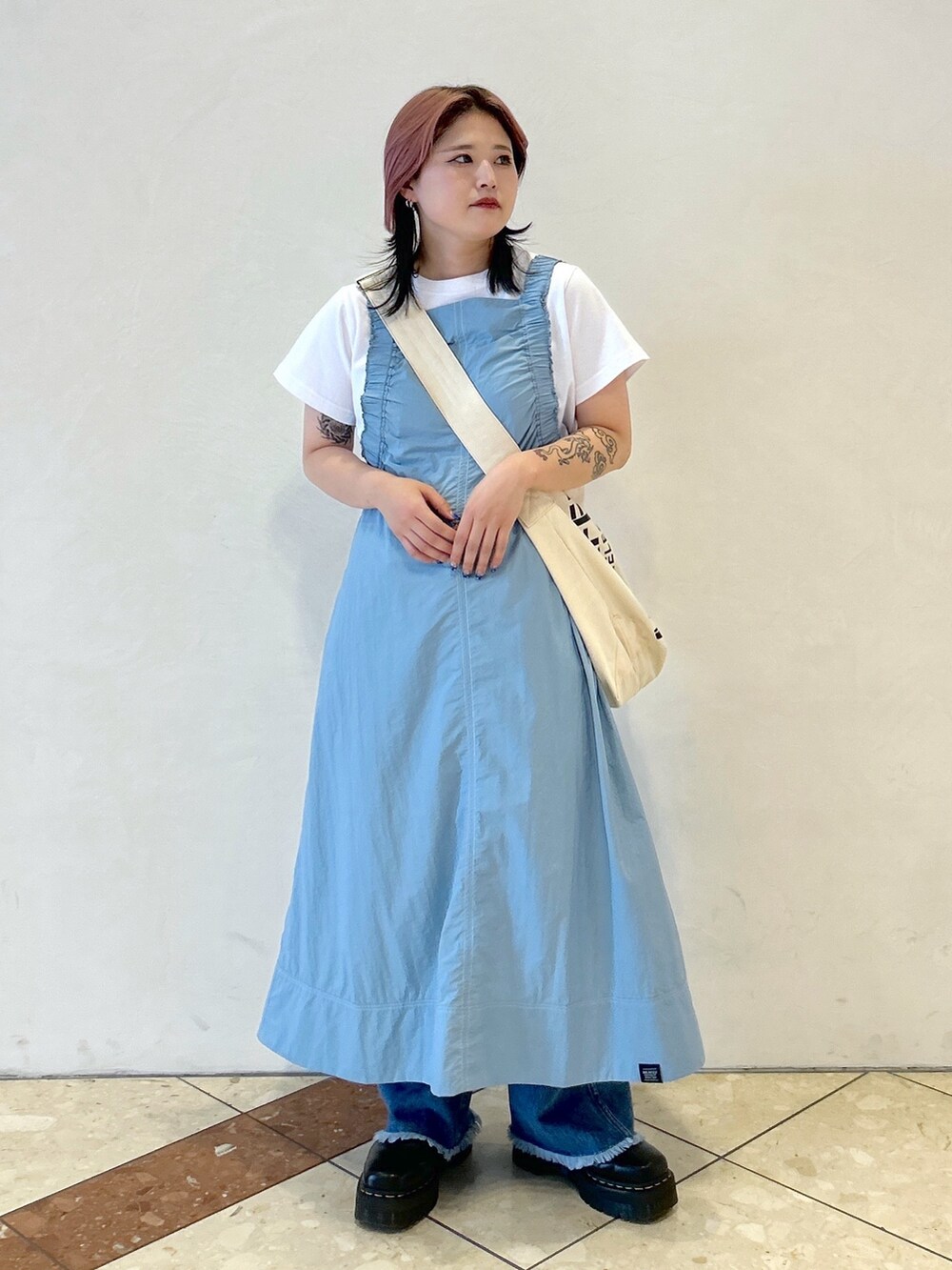 ピンク系のTシャツ/カットソー、ホワイト系のショルダーバッグ、ブルー系のワンピースを着用したレディースの夏コーディネートの2枚目の写真