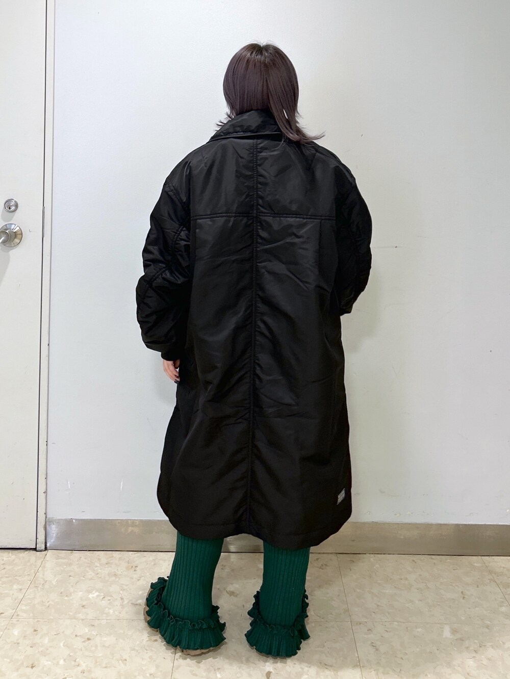 ベージュ系のその他トップス、グリーン系のその他パンツ、グリーン系のショルダーバッグを着用したレディースの冬コーディネートの3枚目の写真